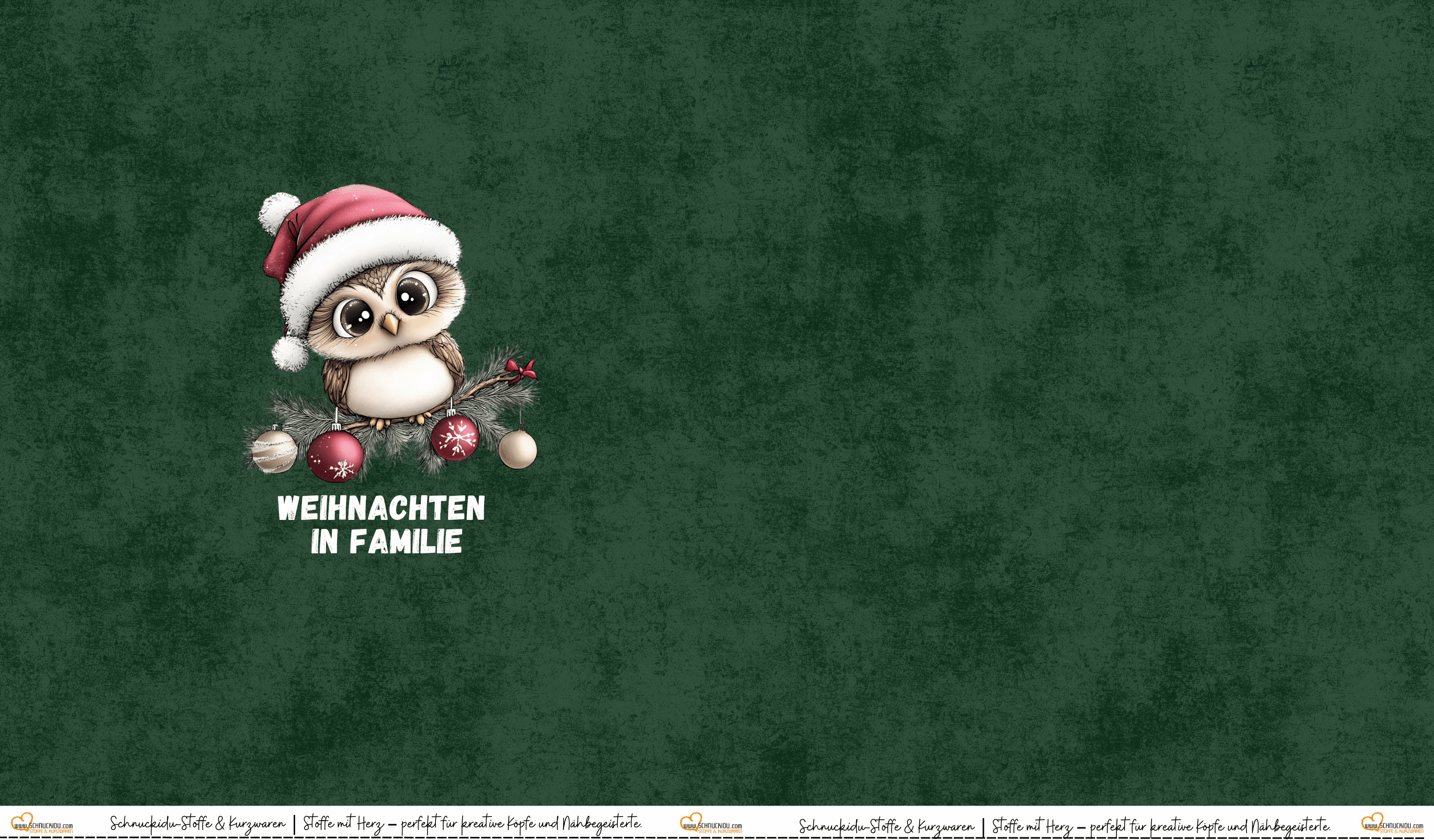 Schnuckidu Eigendesign French Terry Panel Eule Weihnachten in Familie mit süßer Eule, Weihnachtsmütze, Tannenzweig, Weihnachtskugeln und dunkelgrünem Hintergrund.