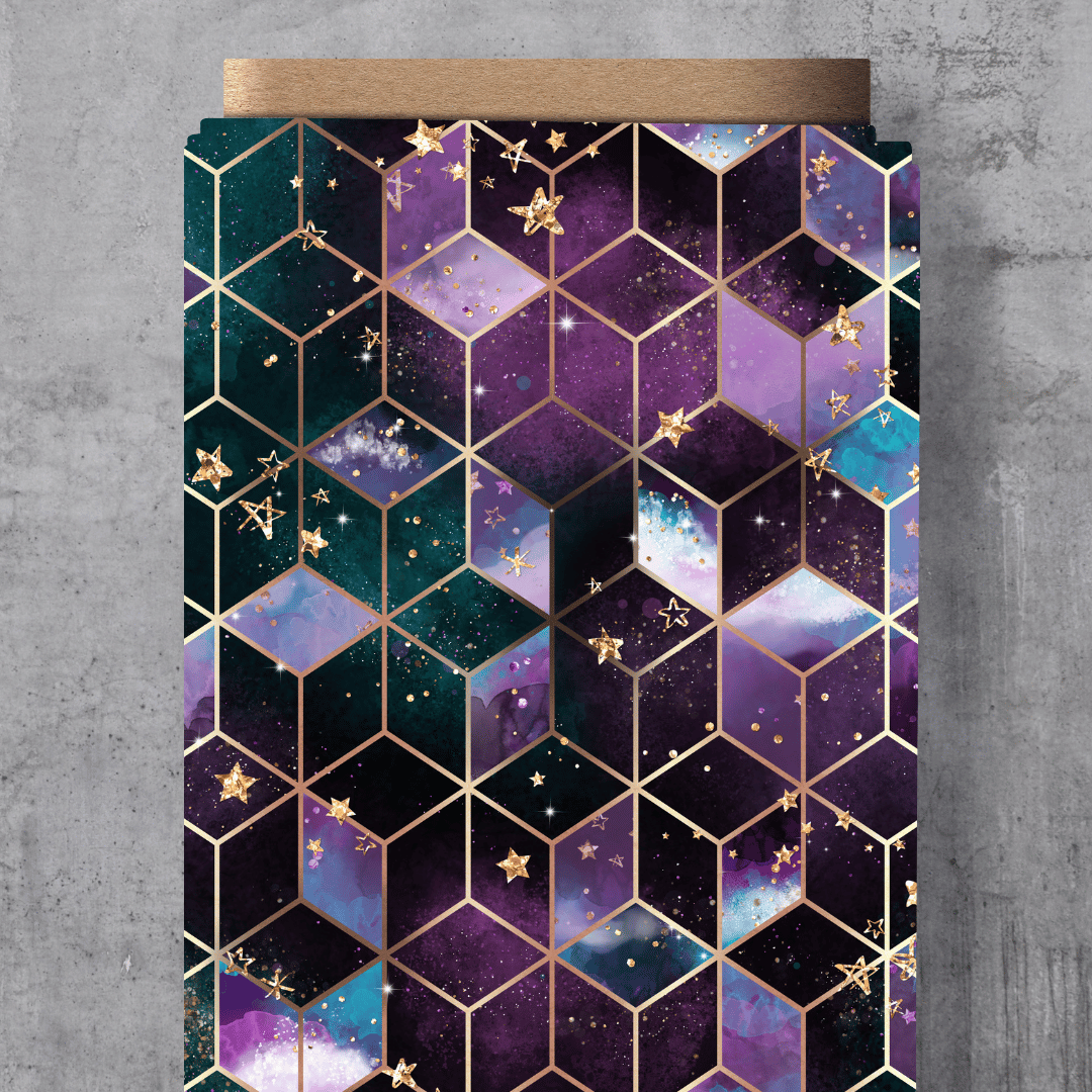 Eigendesign Stoff "Electric Skies Black" – Abstraktes Hexagon-Muster mit Galaxie-Füllung in Lila und Türkis sowie goldenen Sternen auf schwarzem Grund.