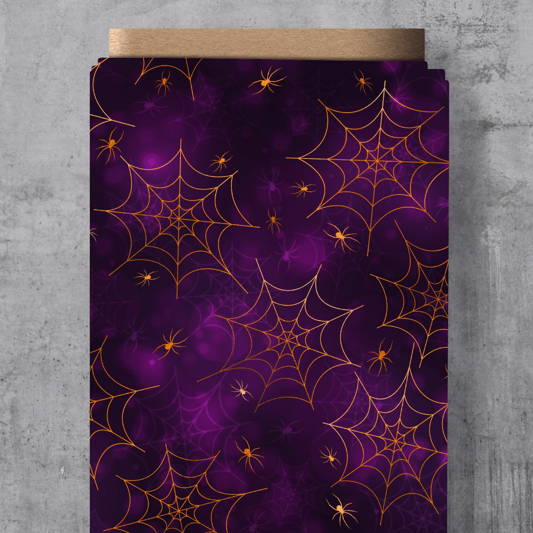 Eleganter Kinderstoff mit dem Schnuckidu-Eigendesign „Spinnennetz gold“ – filigrane, detailreiche Spinnennetze im edlen Gold-Look als Allover-Muster für kreative Nähprojekte.