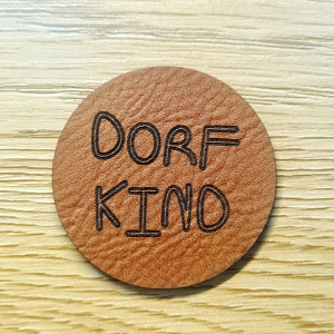 „Dorfkind“ Nählabel rund 4 cm – vegan, handmade, Schnuckidu® Kunstleder Braun