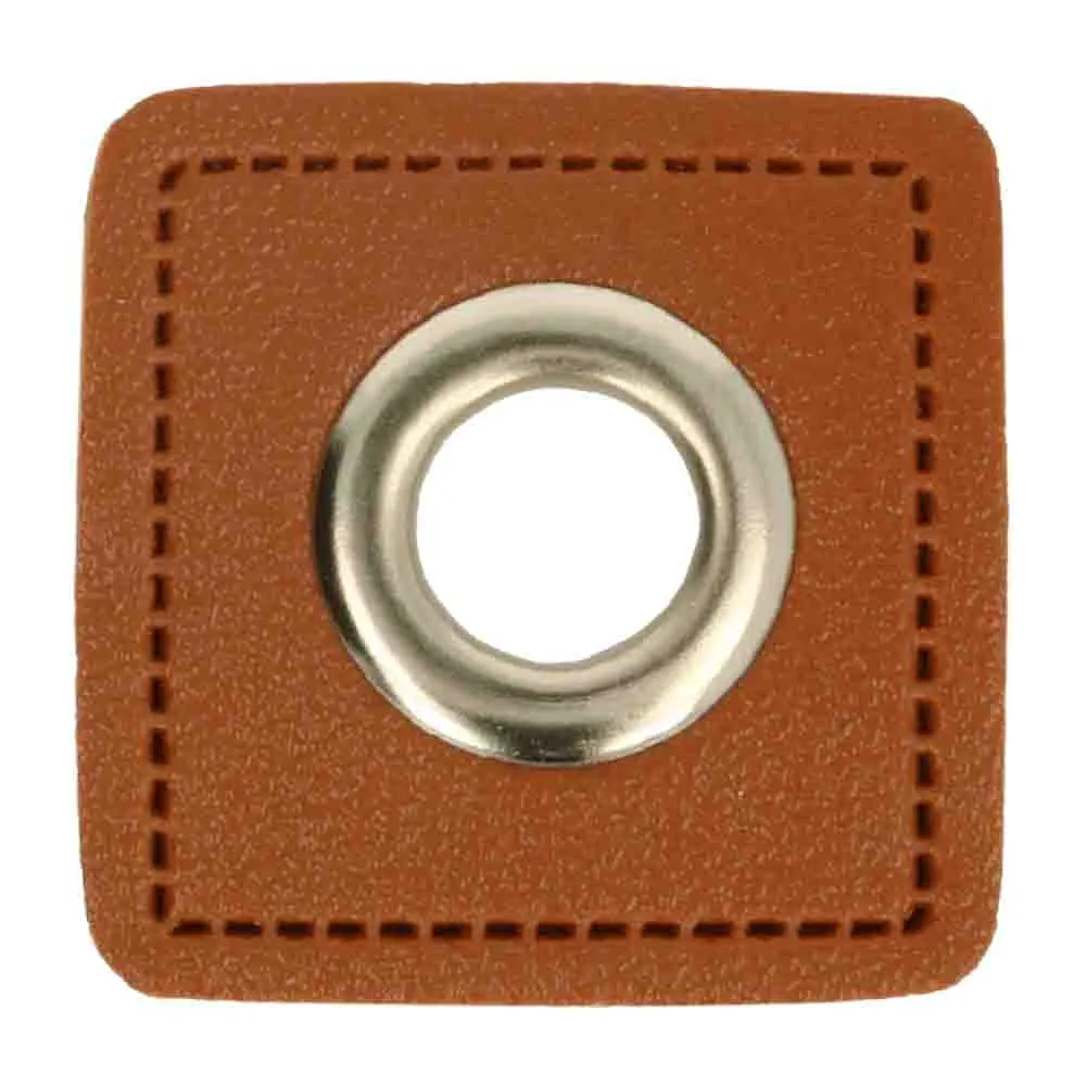 Kleiner quadratischer Kunstleder Ösen-Patch in Braun mit 8mm Silber-Öse, 27x27mm Außenmaß, ideal für Hoodies, Kordeln und feine Taschen-Details.