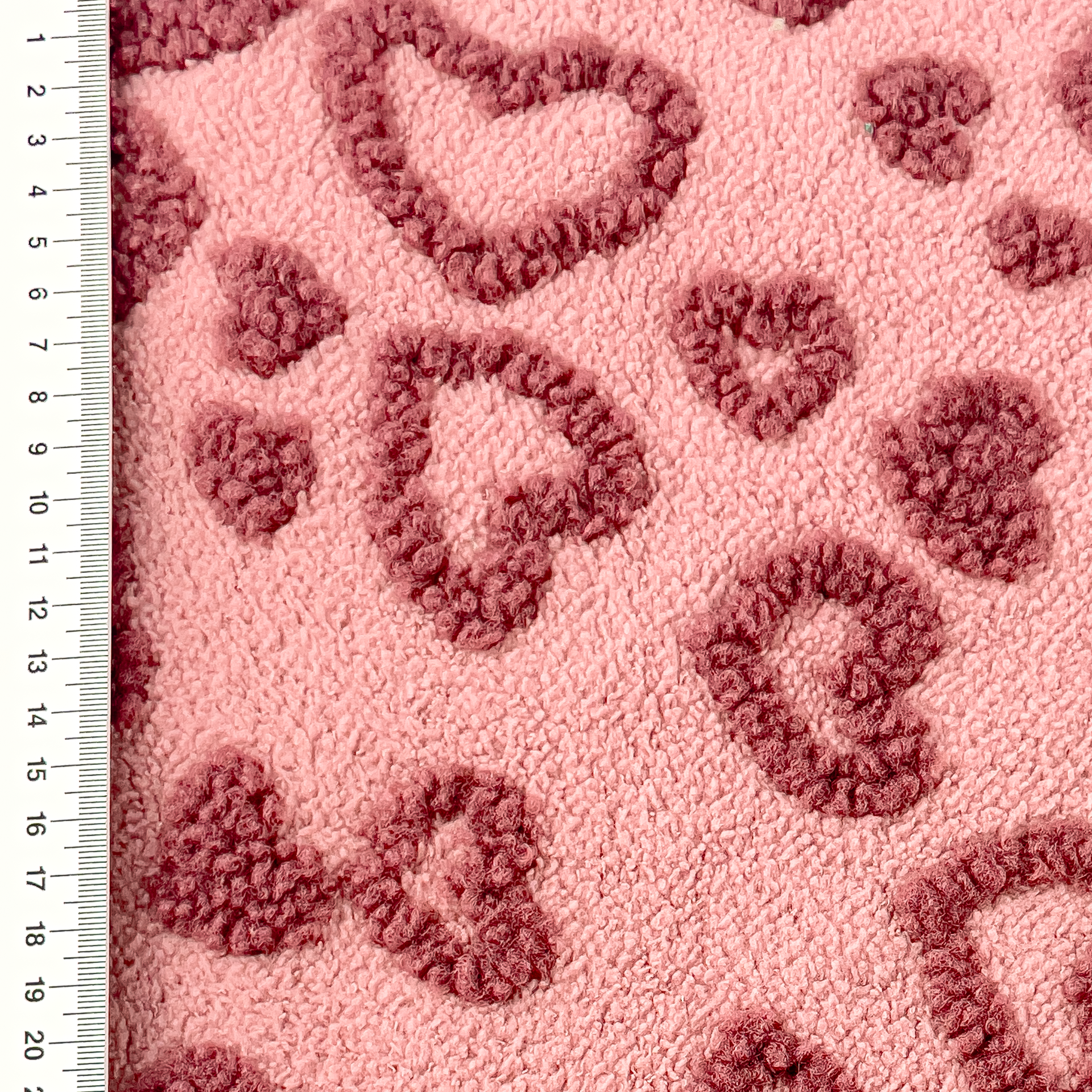 Zartrosa Teddyplüsch Fleece Stoff mit geprägtem Herzmuster Meterware