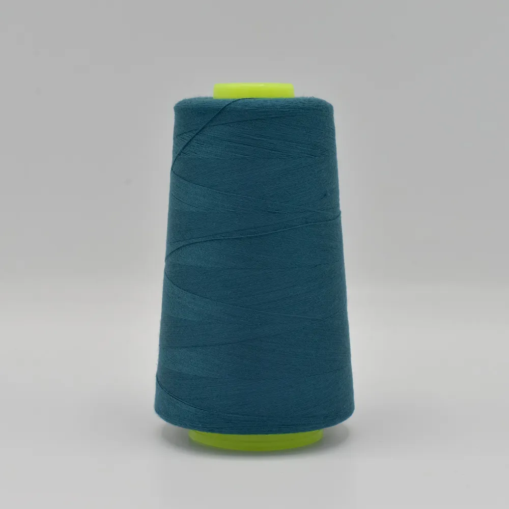 Overlockgarn Spule in Petrol – Hochwertiges Nähgarn aus 100% Polyester für Overlock- und Coverlockmaschinen. Reißfest, farbecht und langlebig.