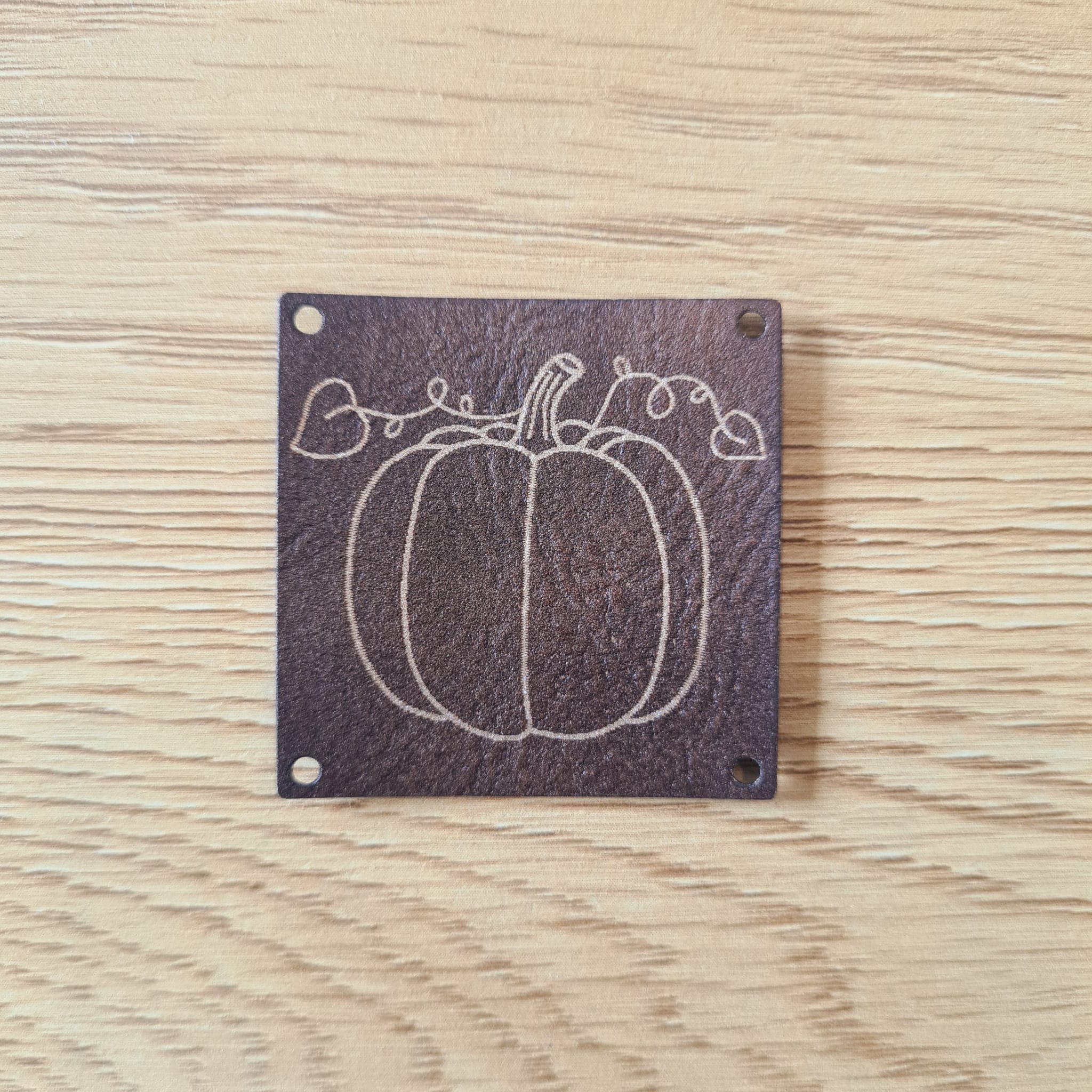 „Kürbis“ Nählabel 4×4 cm zum Geburtstagspreis – vegan, handmade, Schnuckidu® Kunstleder Braun/Gold