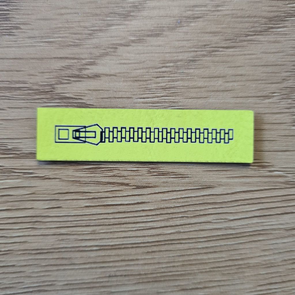 Schmales, rechteckiges neongelbes Kunstleder-Label mit dem Schriftzug „Reißverschluss“, 6 x 1,4 cm, veganes Nählabel für Taschen und Jacken, laser-graviert bei Schnuckidu.
