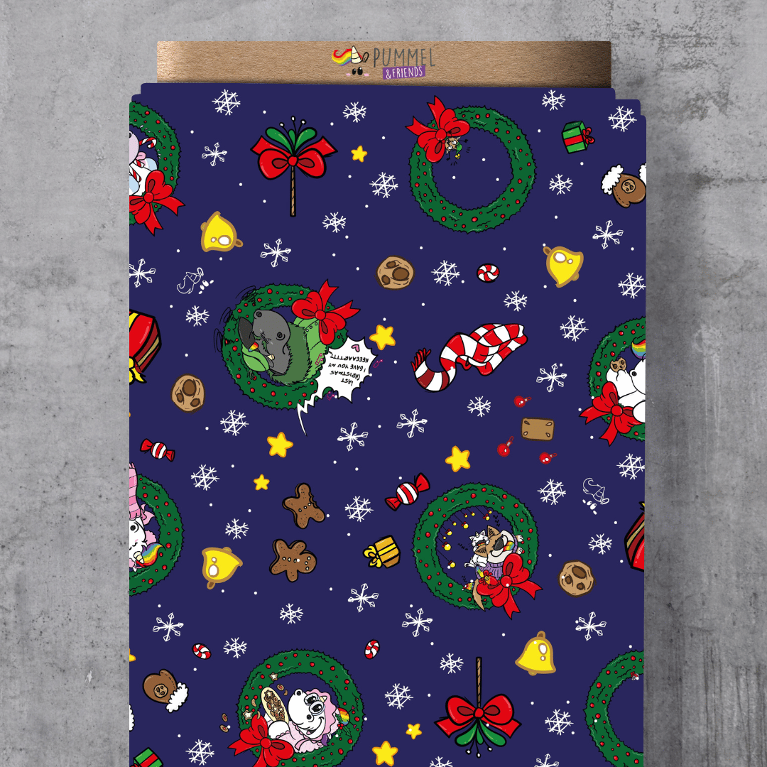 Pummeleinhorn Lizenzstoff "Weihnachtskränze" in Blau – Winterliches Design mit Pummeleinhorn, Grummel und Freunden in Adventskränzen auf dunkelblauem Grund mit Schneeflocken, exklusive Vororder.