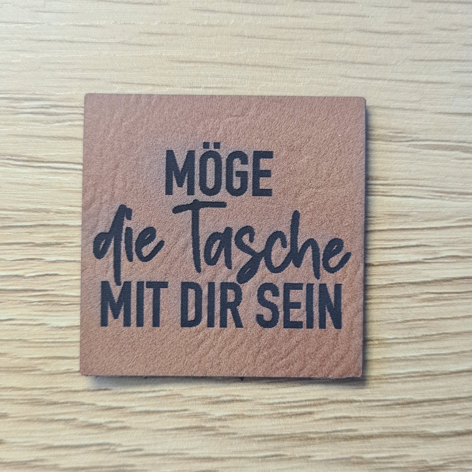 Schnuckidu Kunstleder Nählabel in Braun quadratisch mit dem Schriftzug Möge die Tasche mit dir sein.
