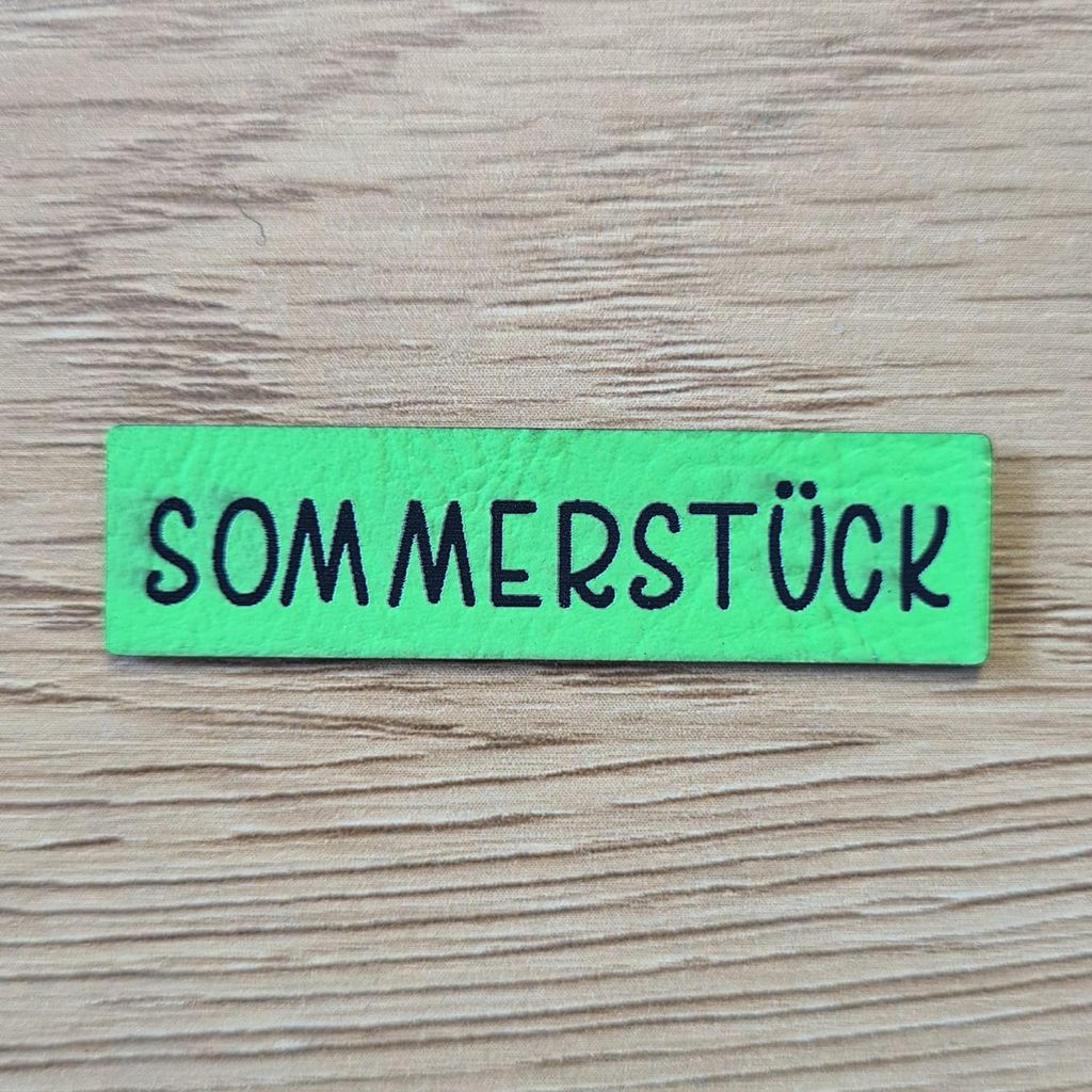 Schmales, rechteckiges neongrünes Kunstleder-Label mit dem Schriftzug „Sommerstück“, 5 x 1,3 cm, veganes Nählabel für farbenfrohe Sommerkleidung, laser-graviert bei Schnuckidu
