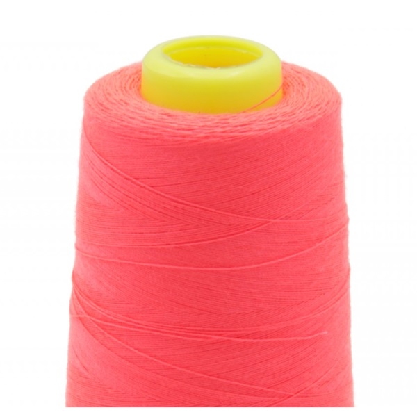 Hochwertiges neon-pinkes Overlockgarn auf der Kone, 2700 m Lauflänge aus 100 % Polyester, reißfest und ideal für knallige, leuchtende Akzente.
