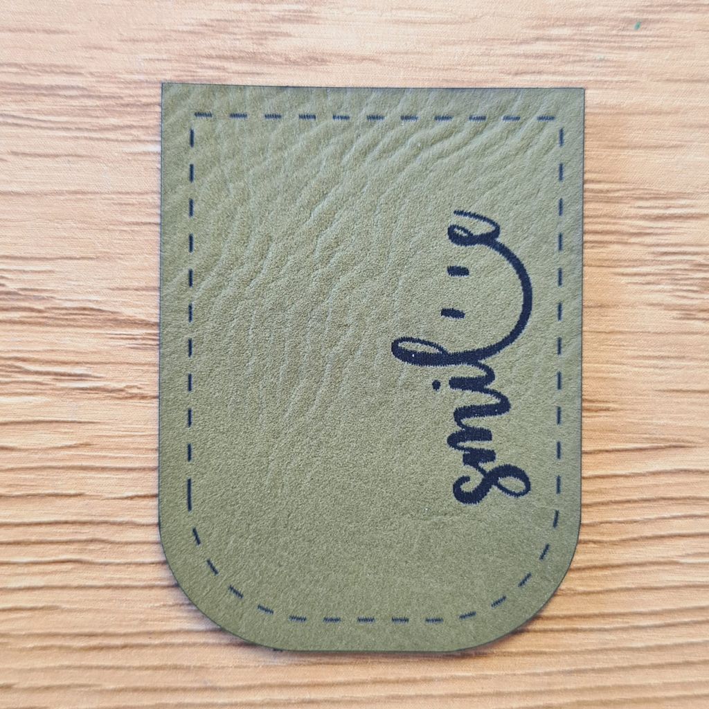 Kunstleder-Kordelenden mit gelasertem Smile-Motiv in Olivegrün, vegane Kordelenden zum Aufnähen für Hoodies und Hosen, Schnuckidu Eigenproduktion