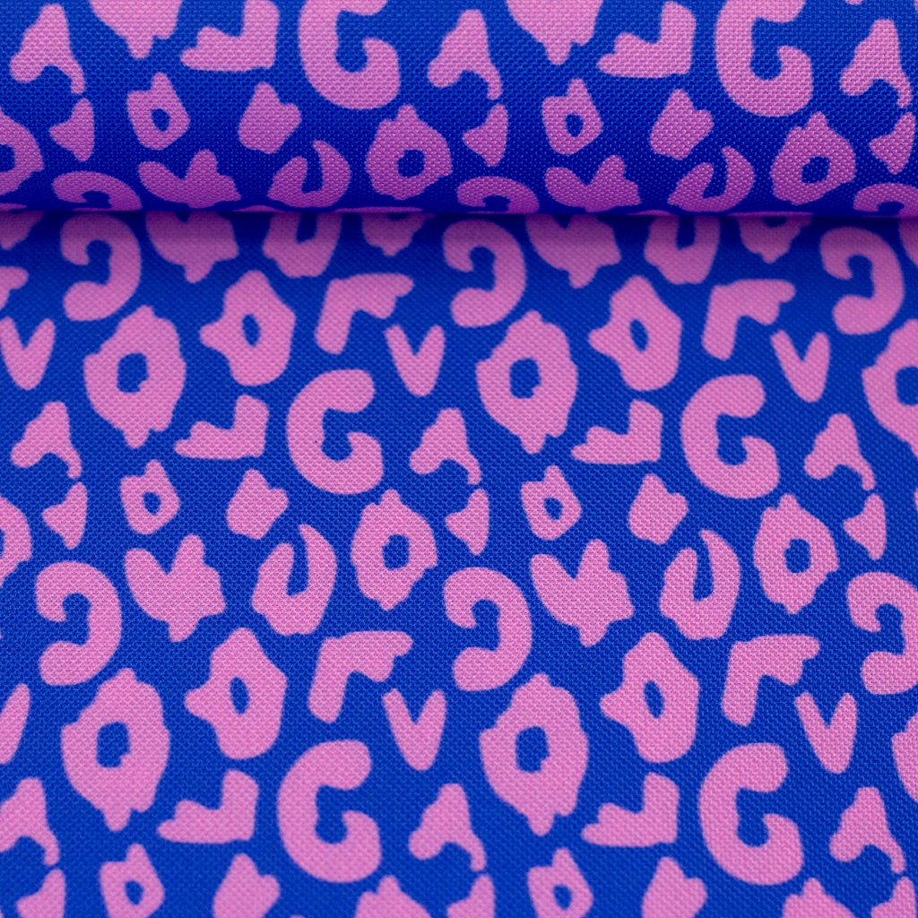 Oxfordgewebe Polyester Webware Leo royalblau rosa von Cherry Picking – Wasserabweisender Outdoor- und Taschenstoff mit Leopardenmuster.