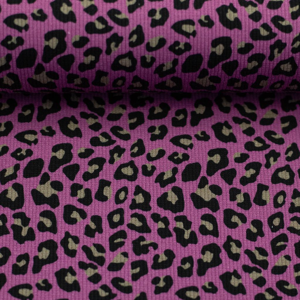 Elastischer Rippjersey Stoff Leonore von Swafing mit modernem Leoprint in Schwarz-Braun auf beerenfarbenem Grund, 230g/m² aus Baumwolle mit Elasthan