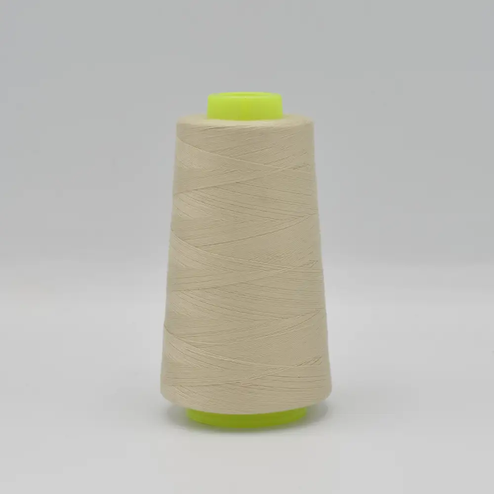 Hochwertiges champagnerfarbenes Overlockgarn auf der Kone, 2700 m Lauflänge aus 100 % Polyester, reißfest und ideal für edle, dezente Versäuberungsnähte.