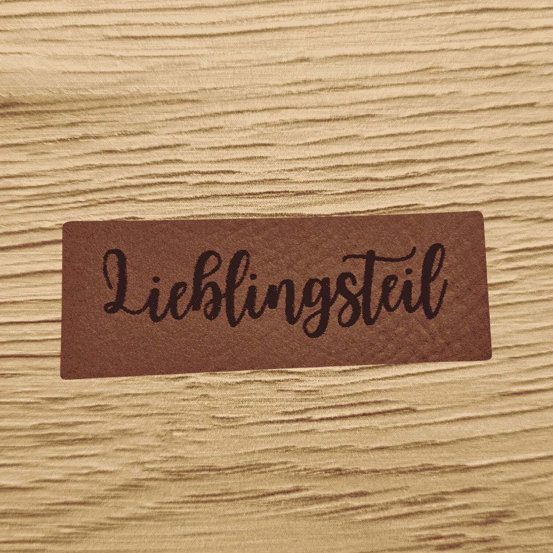 Rechteckiges braunes Kunstleder-Label mit dem fein gravierten Schriftzug „Lieblingsteil“, 5 x 1,8 cm, veganes Nählabel für Kleidung und Accessoires, laser-graviert bei Schnuckidu.
