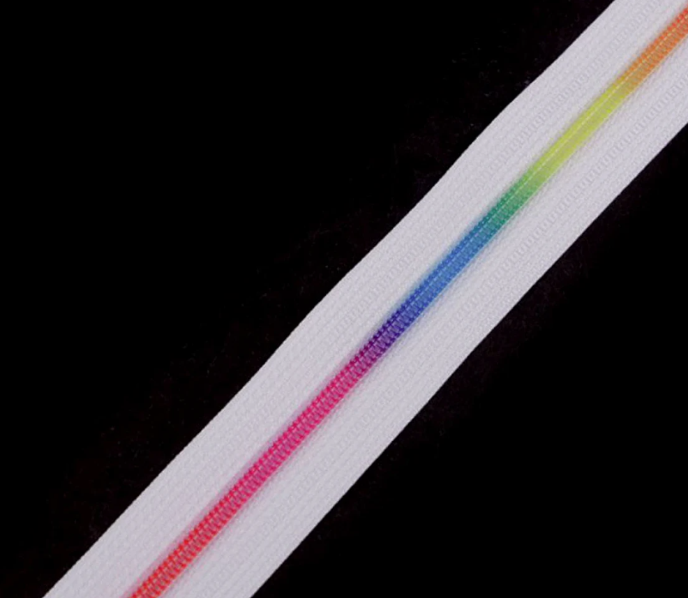 Endlosreißverschluss 3mm mit Regenbogen-Spirale auf weißem Band – Hochwertiger Nylon-Spiralreißverschluss für bunte Kinderprojekte, Taschen und Etuis. Ohne Schieber.