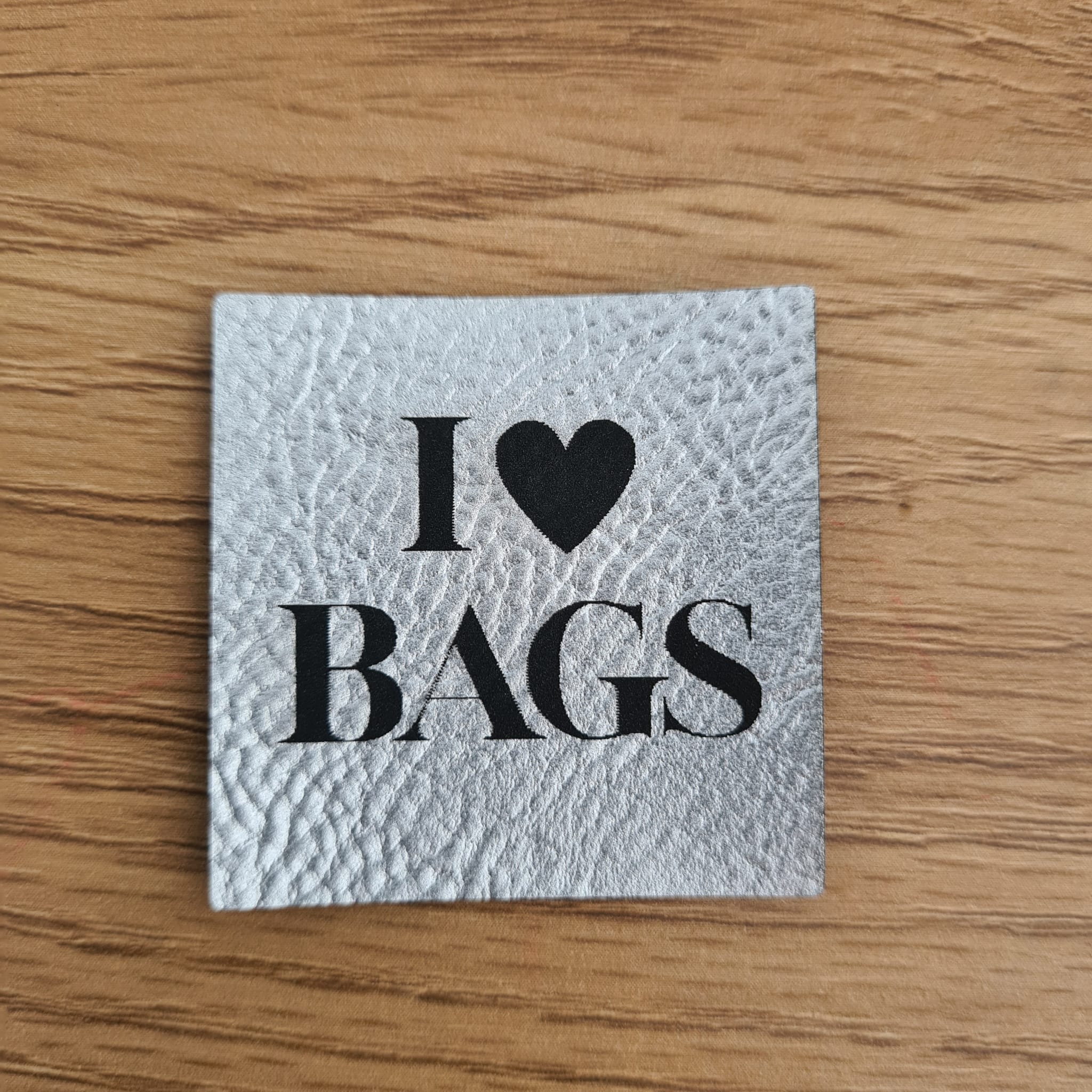 „I love bags“ Nählabel 4×4 cm – vegan, handmade, Schnuckidu® Kunstleder Silber glänzend
