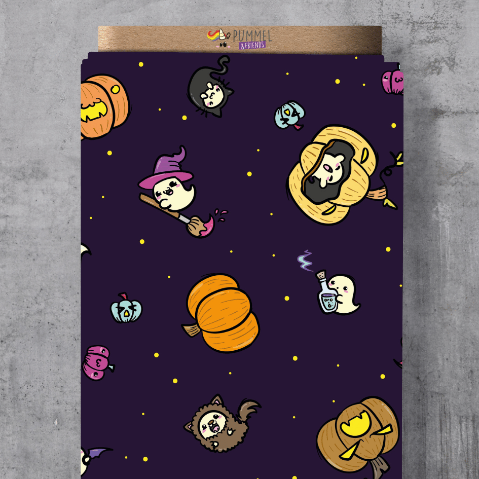 Pummeleinhorn Lizenzstoff "Spooky" in Lila – Halloween-Design mit Kürbis-Häusern, fliegenden Geistern, kleinen Werwölfen und magischen Tränken auf lila Grund, exklusive Vororder.