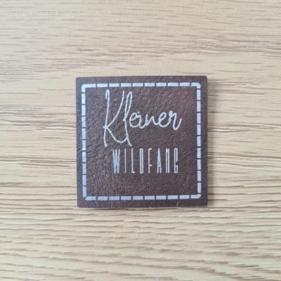"Kleiner Wildfang" Nählabel 4×4 cm – vegan, handmade, Schnuckidu® Kunstleder Braun/Silber