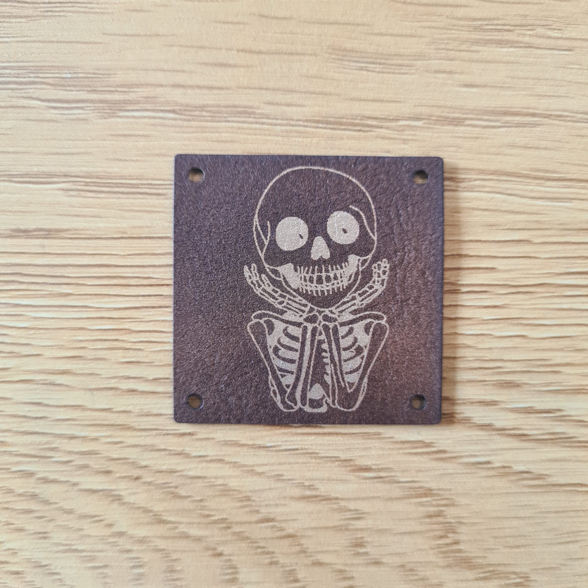 „Skelett“ Nählabel 4×4 cm zum Geburtstagspreis – vegan, handmade, Schnuckidu® Kunstleder Braun/Gold 