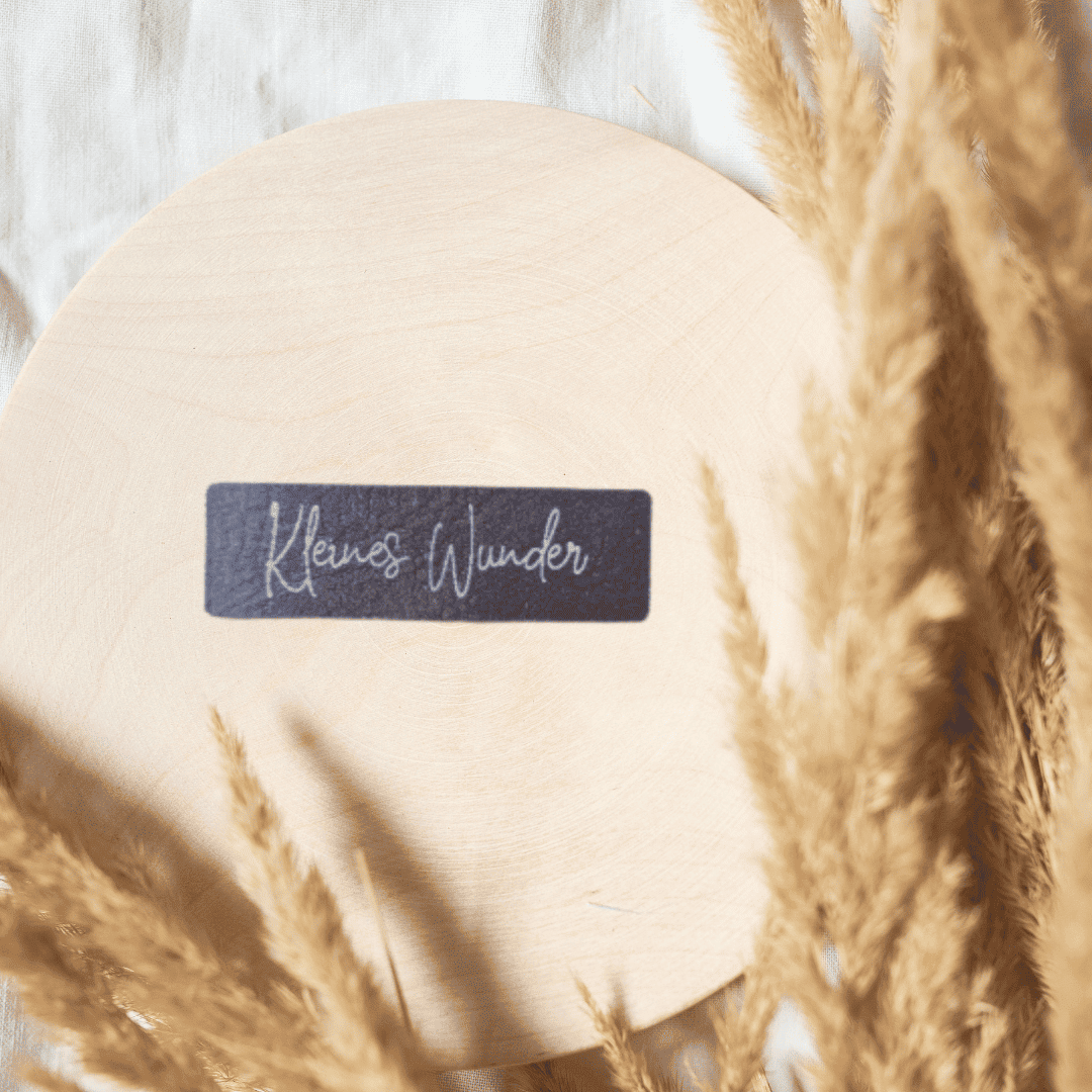 „Kleines Wunder“ Nählabel 4,7cm x 1,7cm – vegan, handmade, Schnuckidu® Kunstleder Braun/Silber