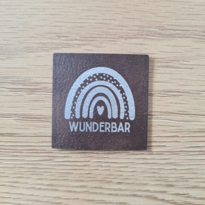 „Wunderbar“ Nählabel 4×4 cm – vegan, handmade, Schnuckidu® Kunstleder Braun/Silber