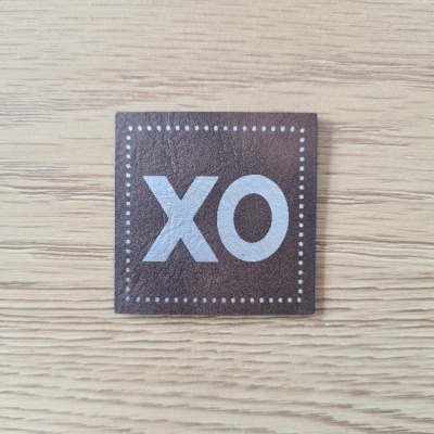 „XO“ Nählabel 4×4 cm – vegan, handmade, Schnuckidu® Kunstleder Braun/Silber 