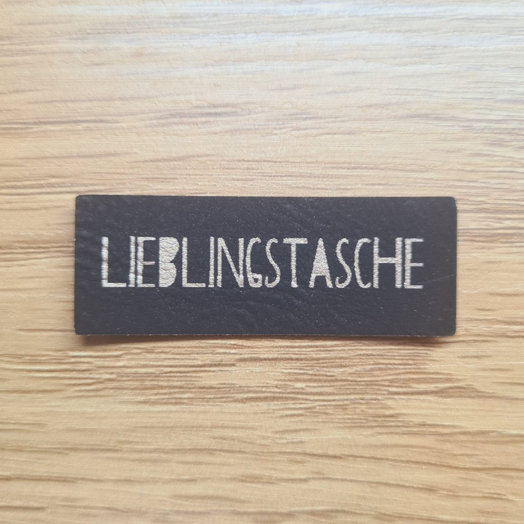 Schmales schwarzes Kunstleder-Label mit goldener Aufschrift „Lieblingstasche“, ca. 5 x 1,8 cm, veganes Leder-Patch für Taschen, laser-graviert bei Schnuckidu