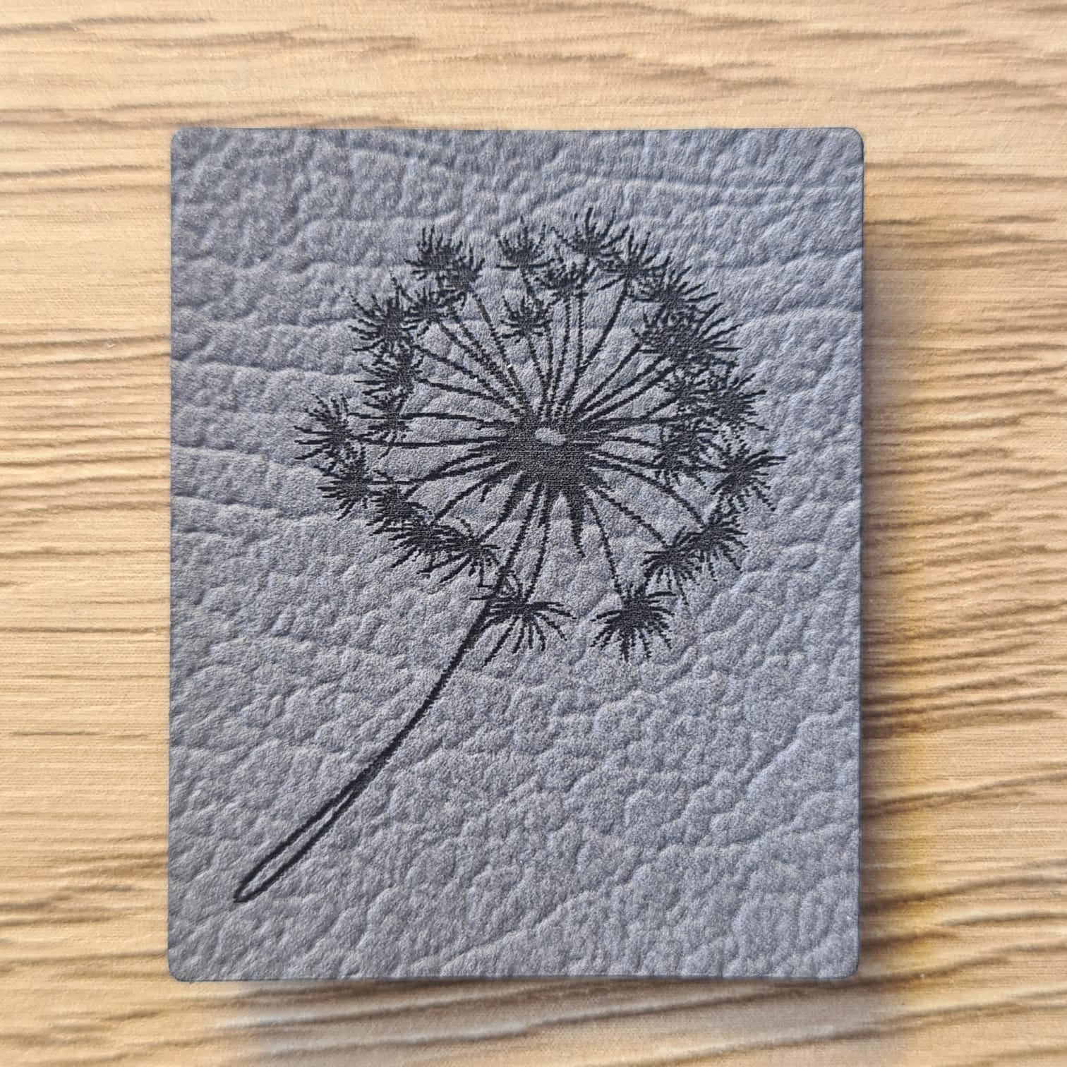 „Pusteblume“ Nählabel 4 x 3,2cm – vegan, handmade, Schnuckidu® Kunstleder Label Grau