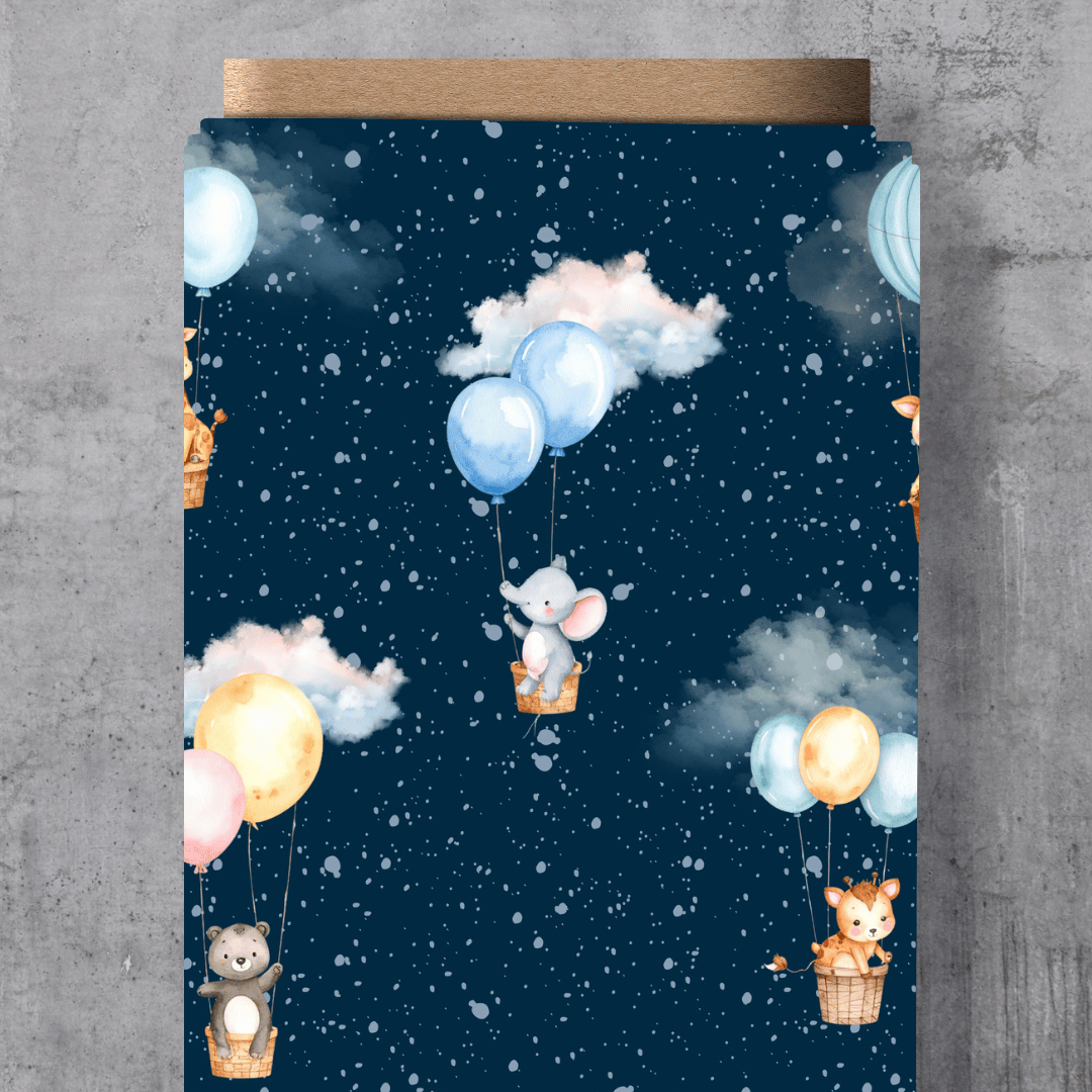 Zuckersüßer Kinderstoff mit dem Schnuckidu-Eigendesign „Wolkenfahrt“ – vrolijke Heißluftballons und zarte Wölkchen im dromerigen Allover-Muster für Baby- und Kinderkleidung