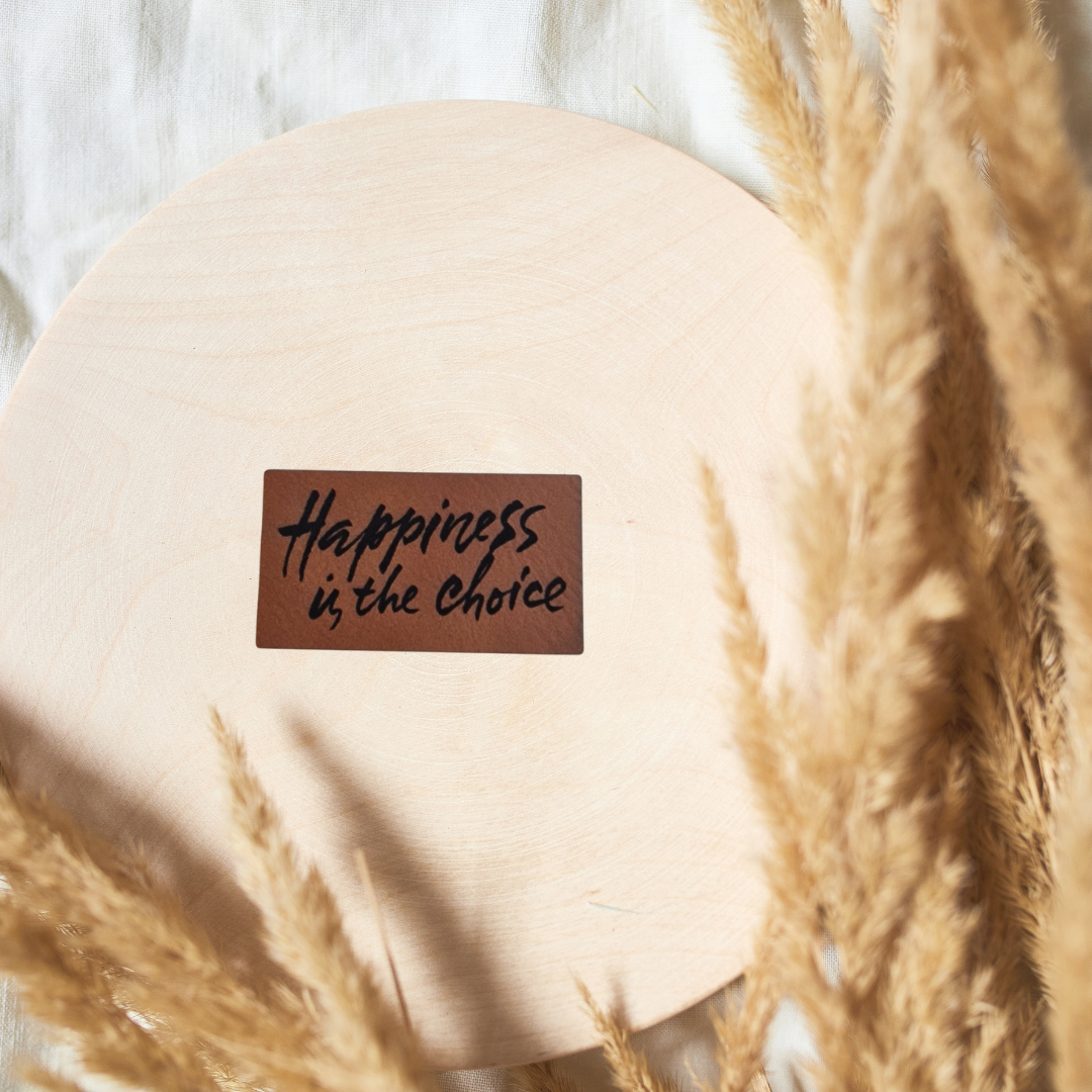 Braunes Kunstleder-Label mit dem Schriftzug „Happiness“, ca. 4,9 x 2,7 cm, veganes Leder-Patch für gute Laune Projekte, laser-graviert bei Schnuckidu