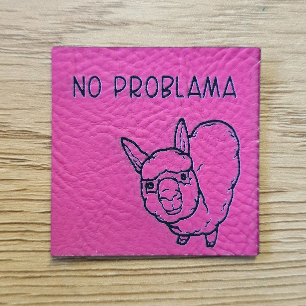 Quadratisches pinkes Kunstleder-Label mit dem Schriftzug „NO PROBLAMA“, 4 x 4 cm, veganes Nählabel mit lustigem Lama-Spruch, laser-graviert bei Schnuckidu.
