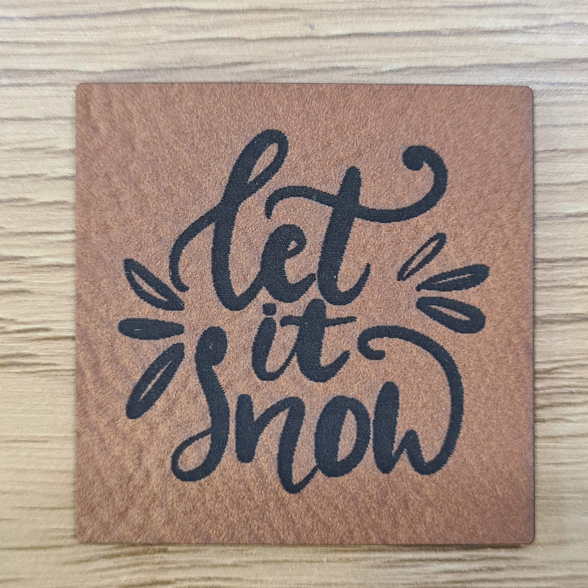„Let it snow“ Nählabel 4×4 cm – vegan, handmade, Schnuckidu® Kunstleder Braun