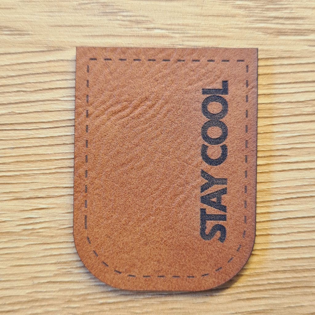 Braunes Kunstleder-Kordelende „STAY COOL“, U-förmig zum Aufnähen, Statement-Abschluss für Hoodies und Taschen, vegan, laser-graviert bei Schnuckidu
