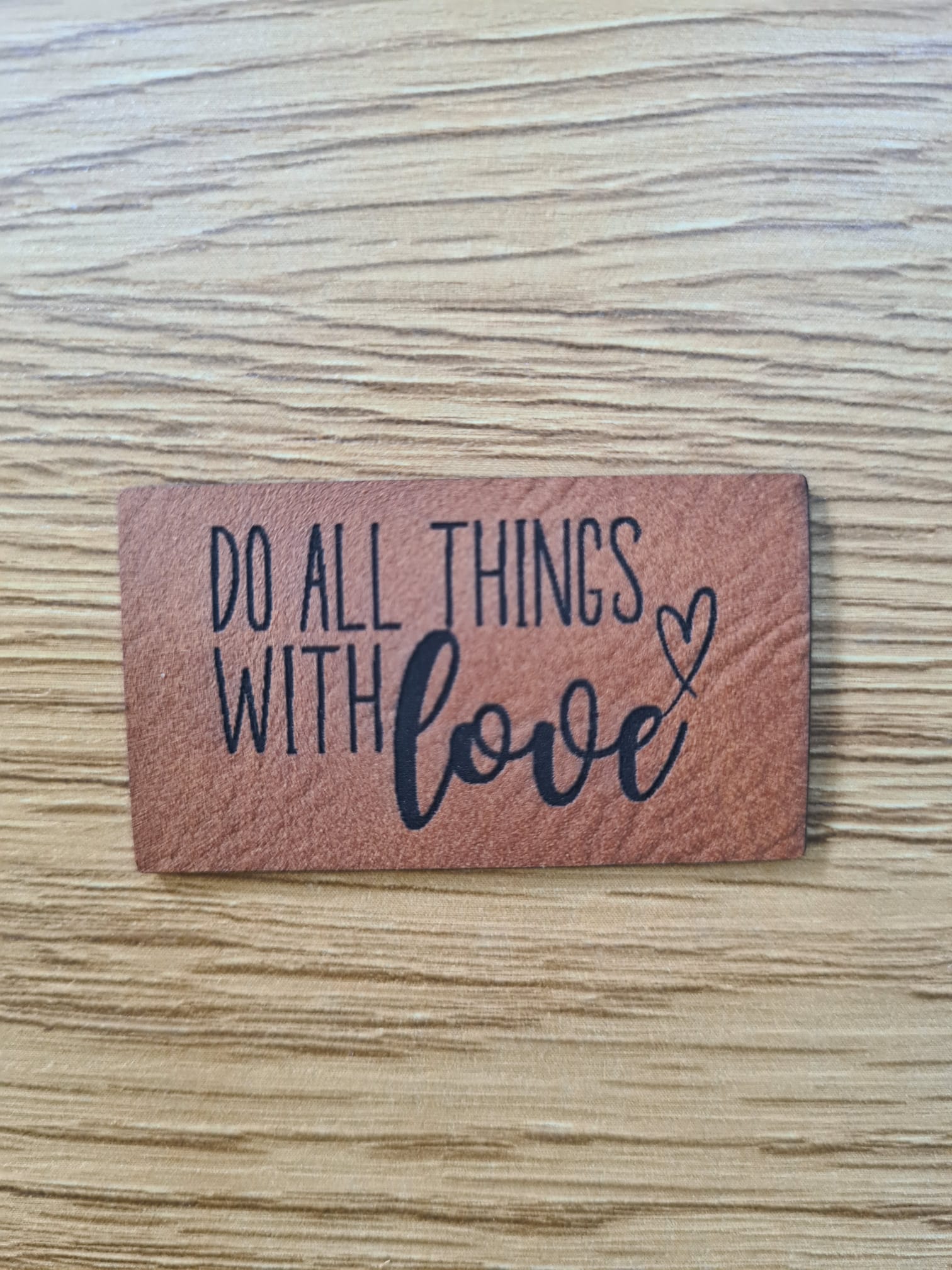 „Do all things with love“ Nählabel 4,5×2,5 cm – vegan, handmade, Schnuckidu® Kunstleder Braun