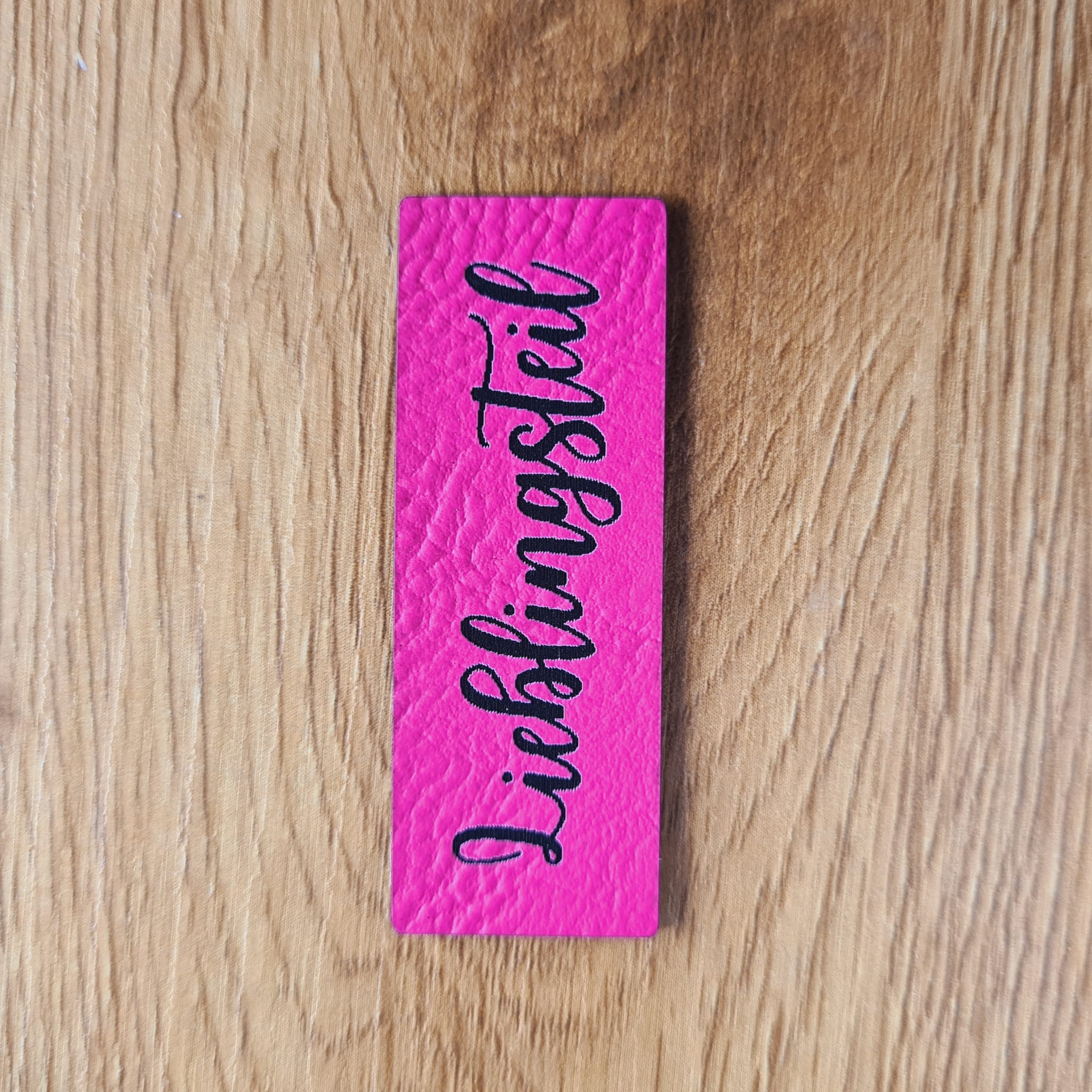 Schmales neon-pinkes Kunstleder-Label mit dem Schriftzug „Lieblingsteil“, ca. 5 x 1,8 cm, veganes Leder-Patch für Handmade-Kleidung, laser-graviert bei Schnuckidu