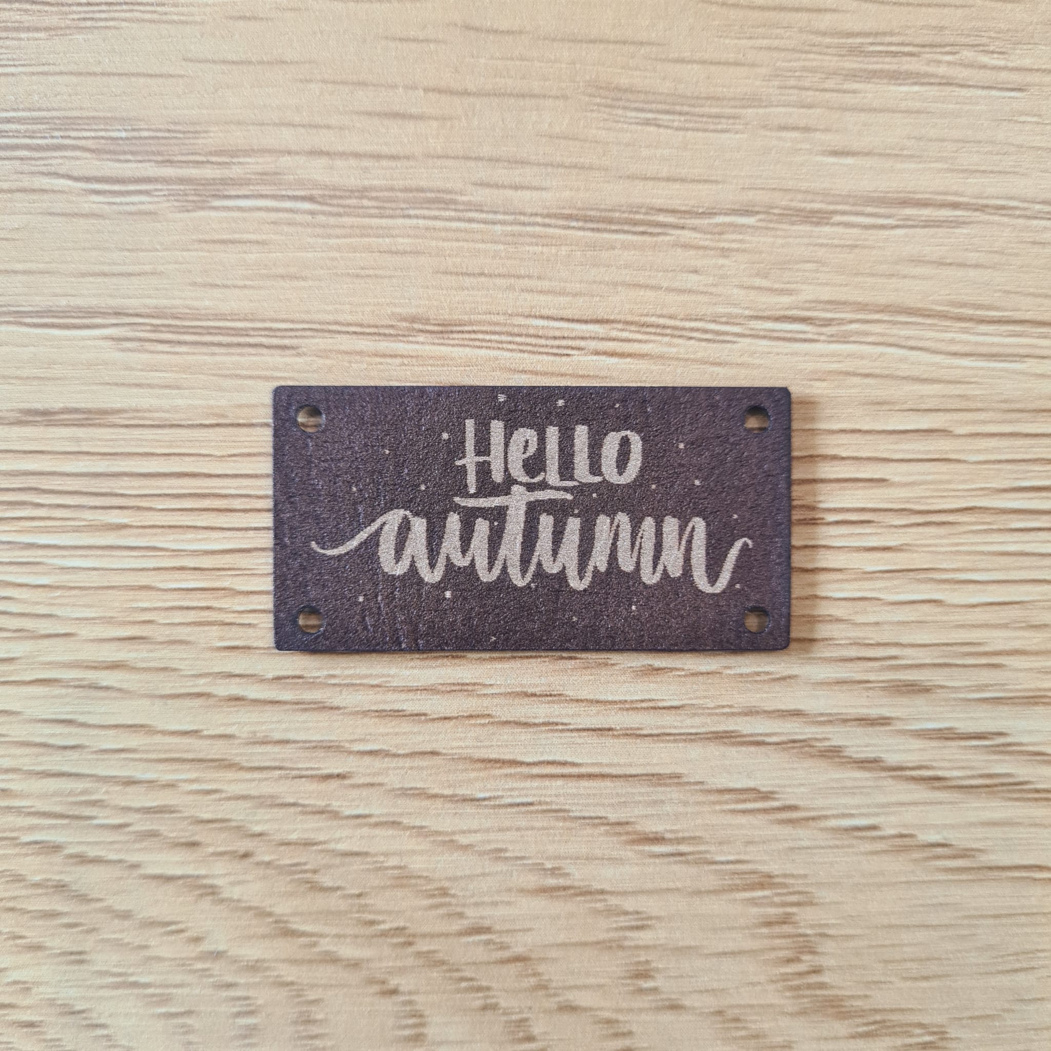 „Hello Autumn“ Nählabel 4x2 cm zum Geburtstagspreis – vegan, handmade, Schnuckidu® Kunstleder Braun/Gold