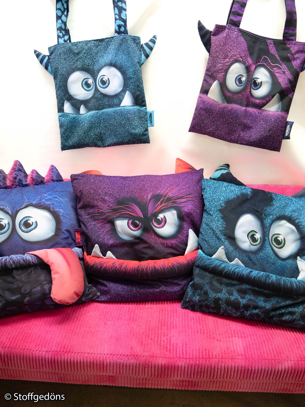 Vororder - Samt - Monsta Pillows by Thorsten Berger - Lila