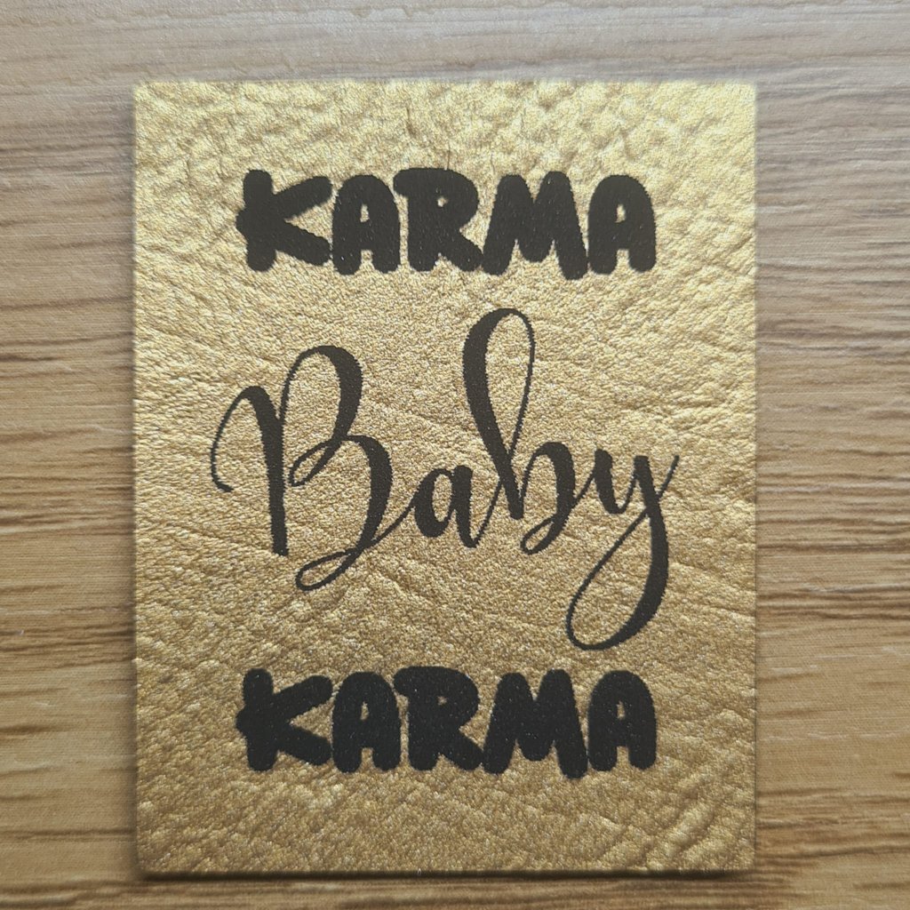 Hochkantiges goldenes Kunstleder-Label mit dem Spruch „Karma Baby Karma“, ca. 3,5 x 4,5 cm, veganes Leder-Patch in Metallic-Optik, laser-graviert bei Schnuckidu