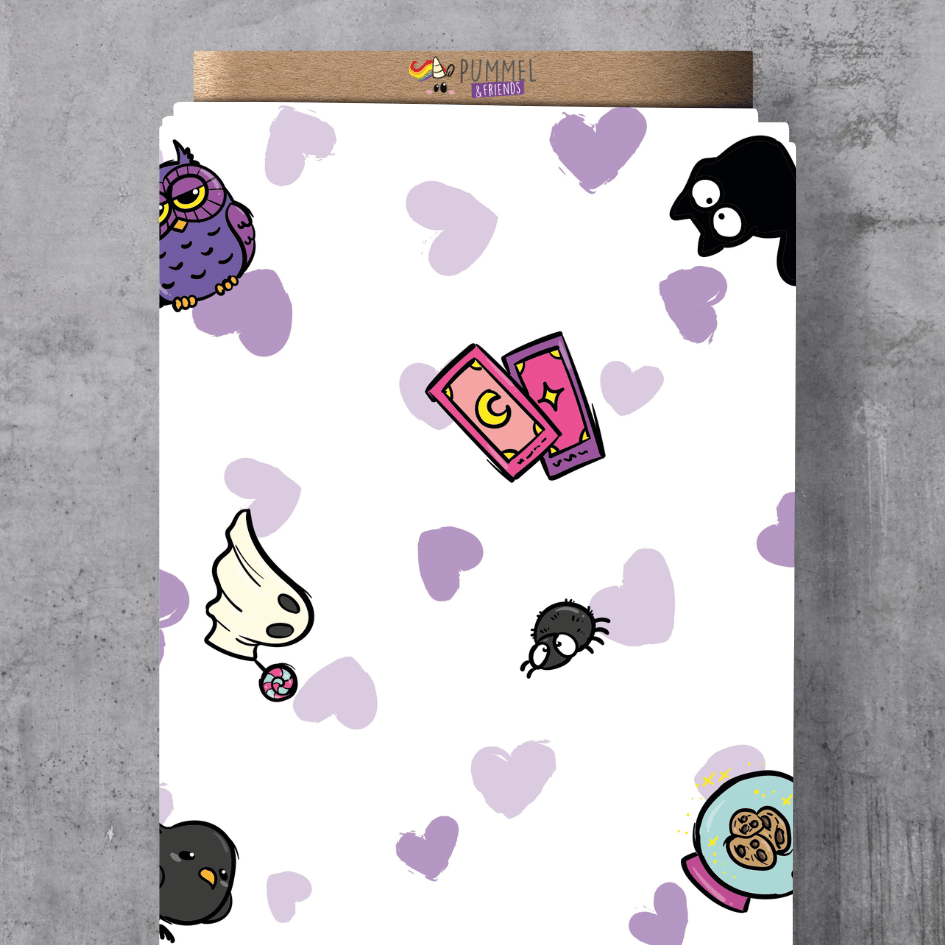 Pummeleinhorn Lizenzstoff "Spooky Herzchen" in Weiß – Halloween-Design mit kleinen Geistern, schwarzen Katzen, Eulen und Kristallkugeln auf weißem Grund mit Herzchen-Muster.