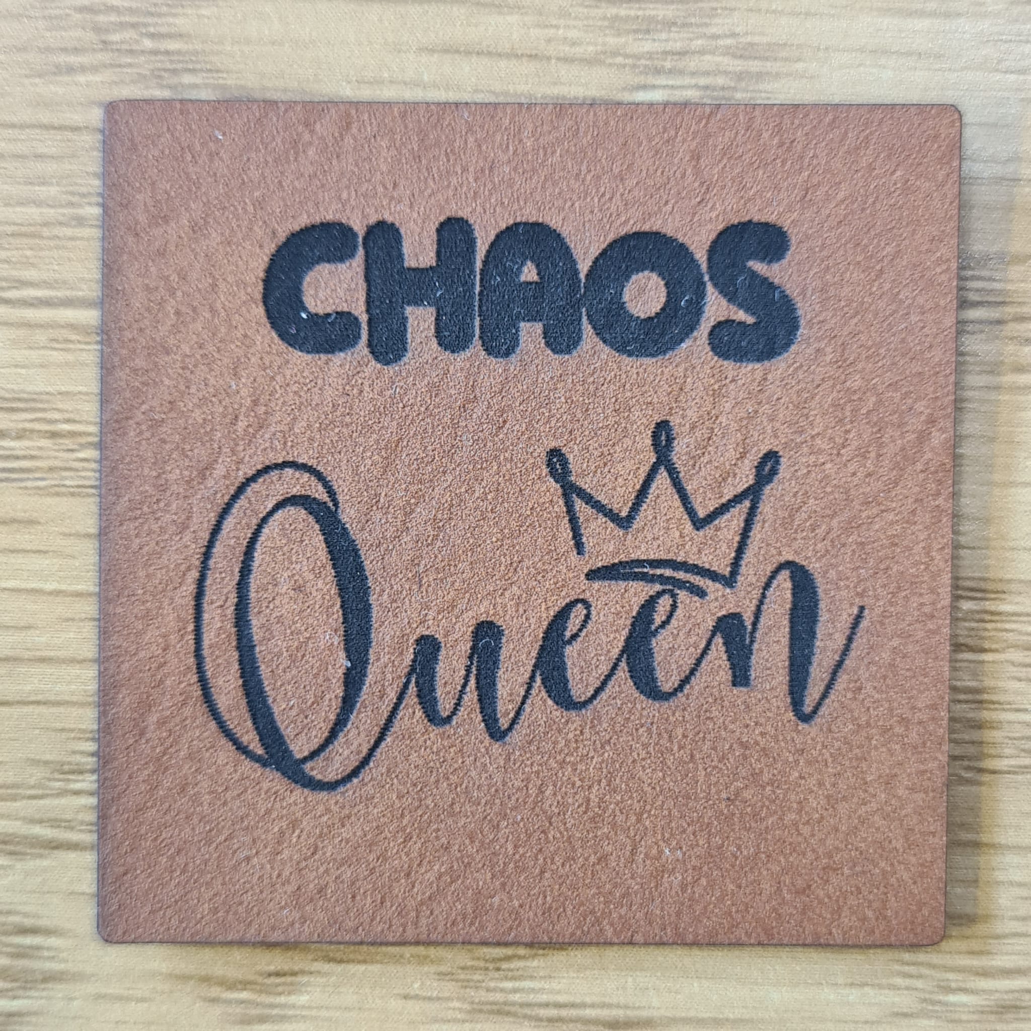 Braunes Kunstleder-Label „Chaos Queen“, 4 x 4 cm, lustiges Statement-Patch für Taschen und Kleidung, vegan, laser-graviert bei Schnuckidu.