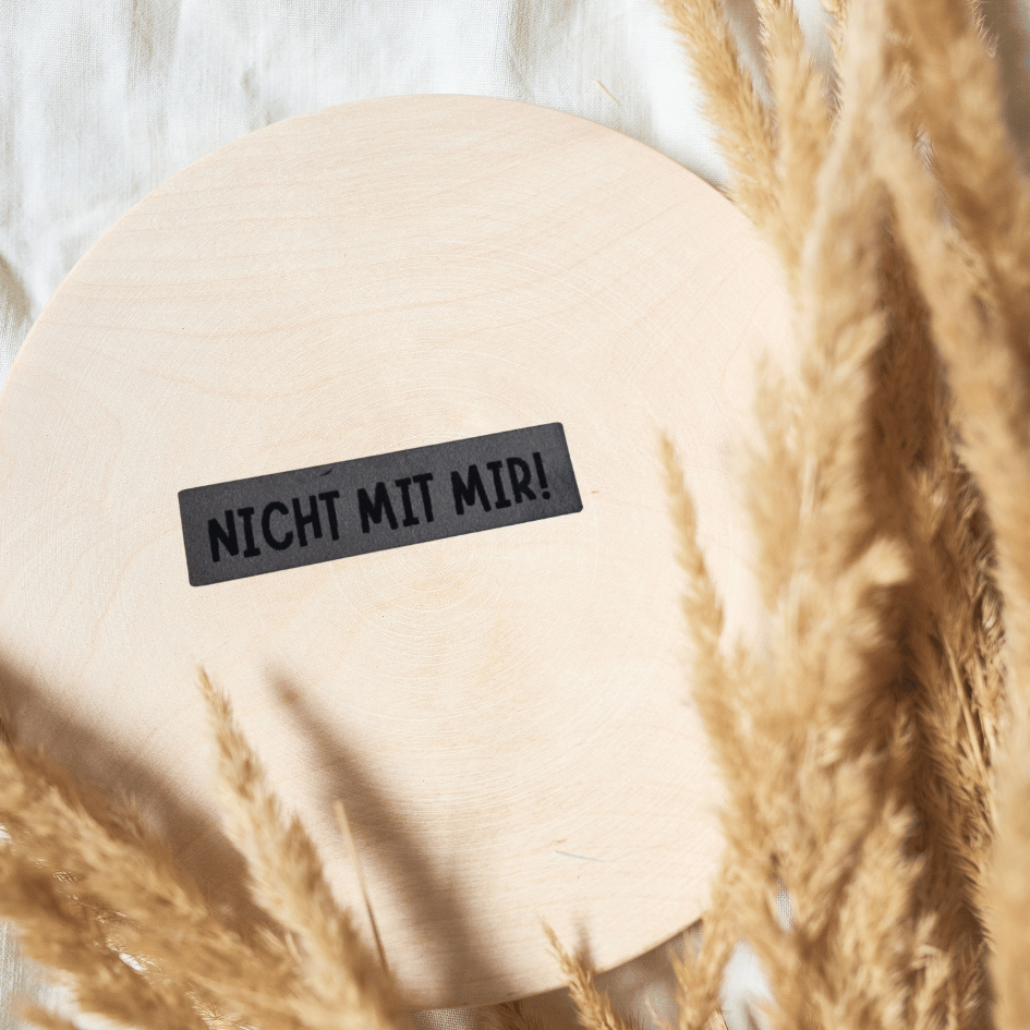 „Nicht mit mir!“ Nählabel 4,2cm x 1,3cm – vegan, handmade, Schnuckidu® Kunstleder Grau
