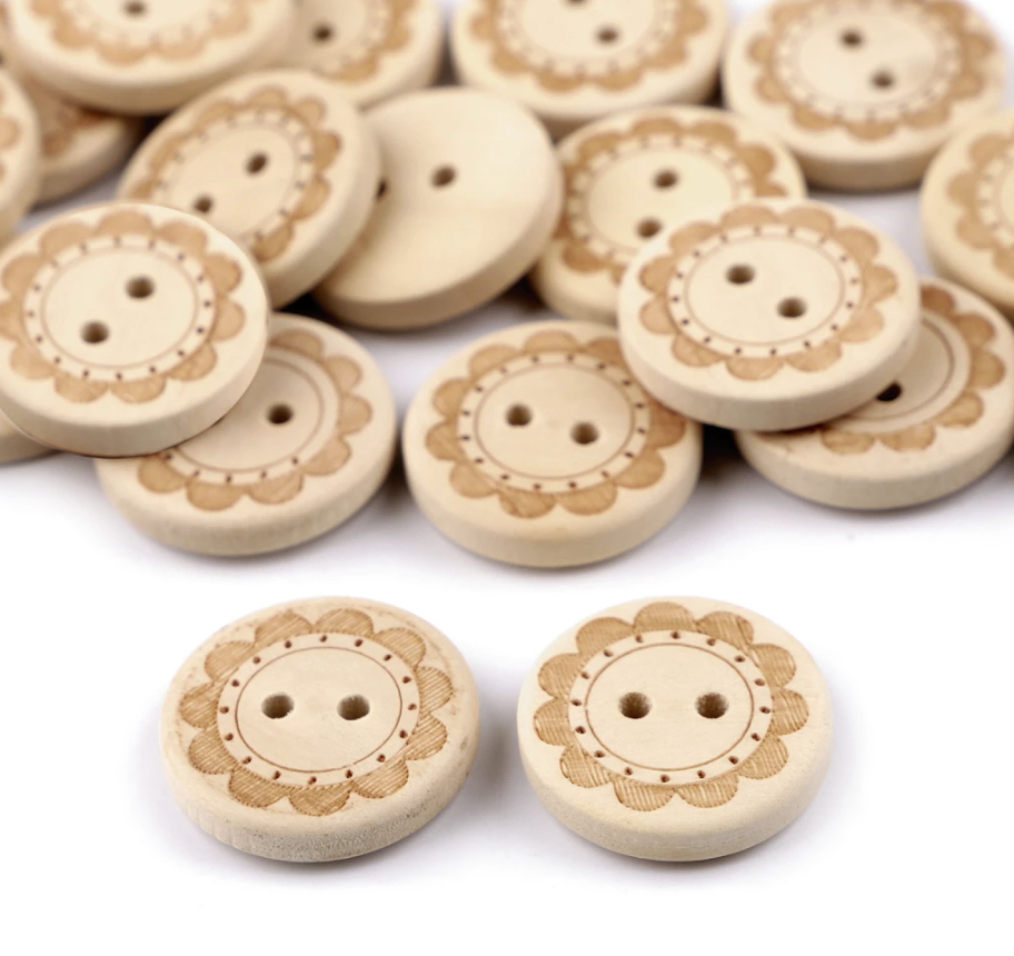 Naturbelassener Holzknopf mit eingraviertem Blumen-Motiv, 20 mm Durchmesser, 2-Loch-Knopf für Strickjacken, Taschen und rustikale DIY-Projekte.