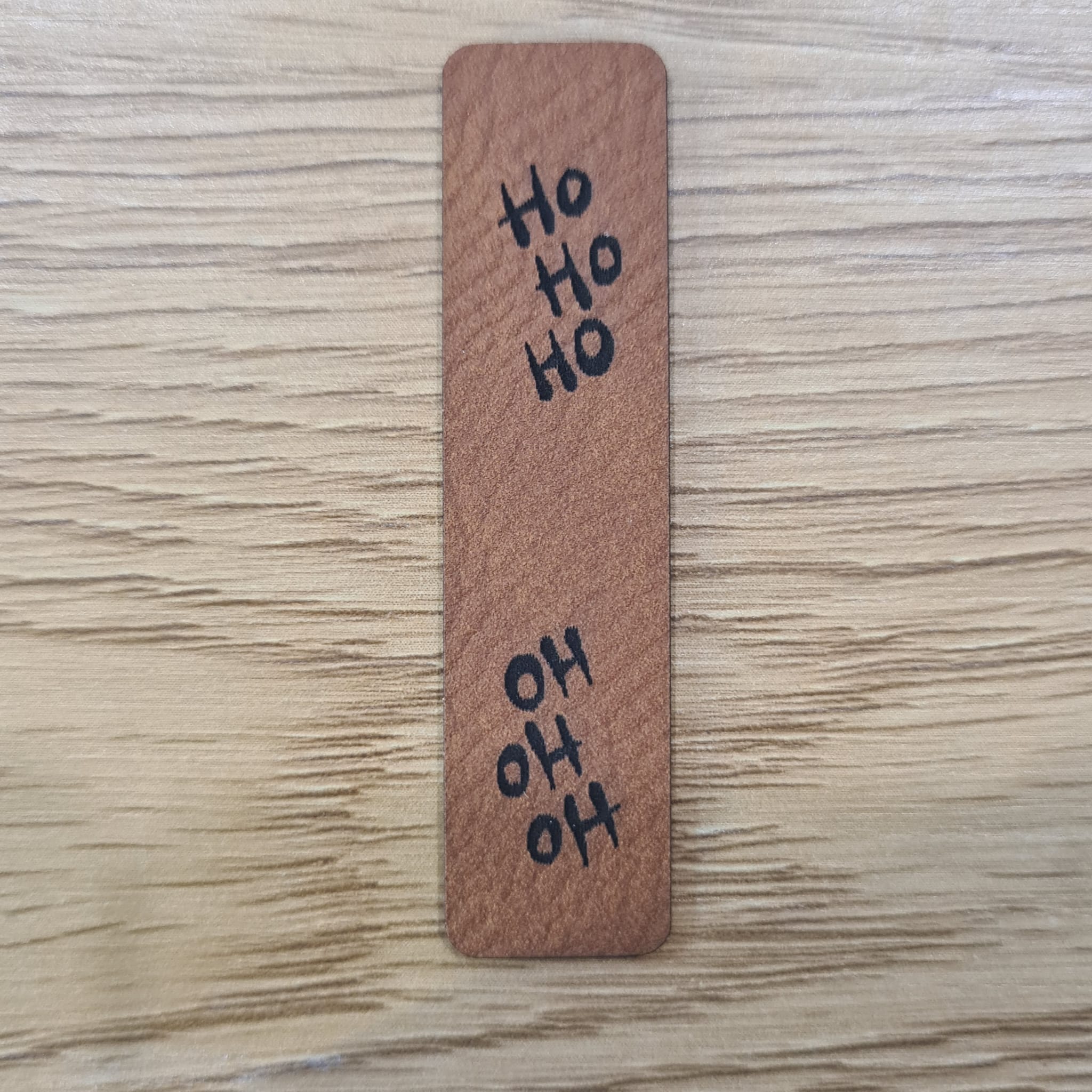 „Ho Ho Ho“ Nählabel/Faltlabel ca. 6×1,5 cm – vegan, handmade, Schnuckidu® Kunstleder Braun