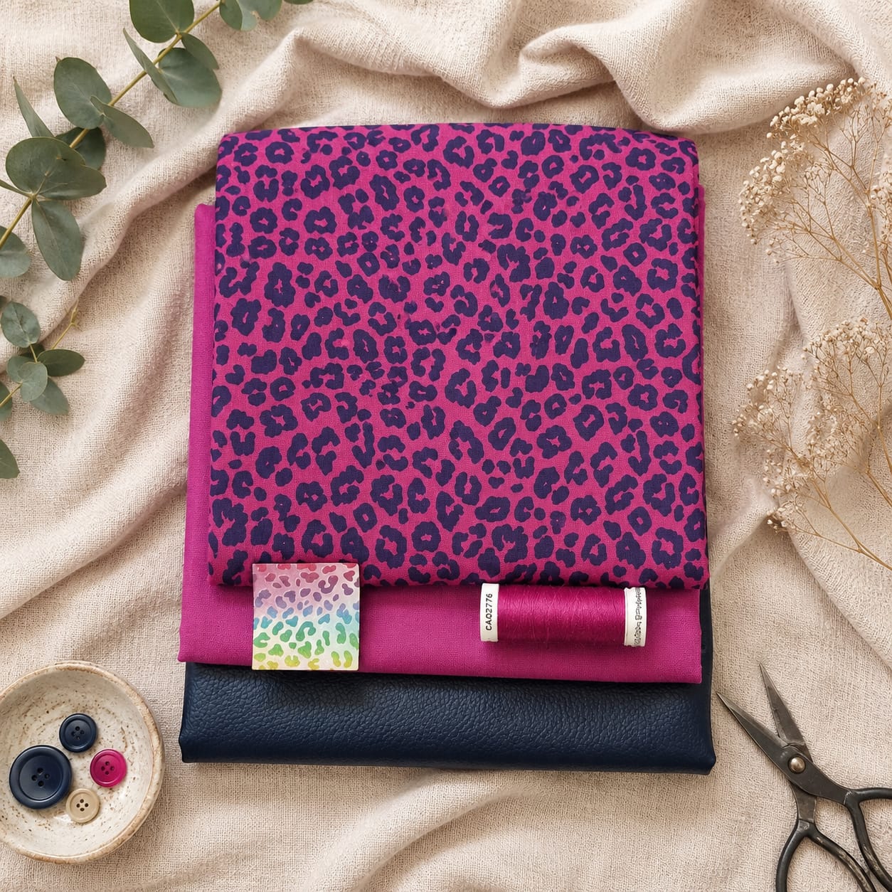 Limitierte Näh-Box "Leo Pink" mit animalischem Motivstoff, unifarbenem Stoff, trendigem Kunstleder, Gütermann Allesnäher und passendem Label.