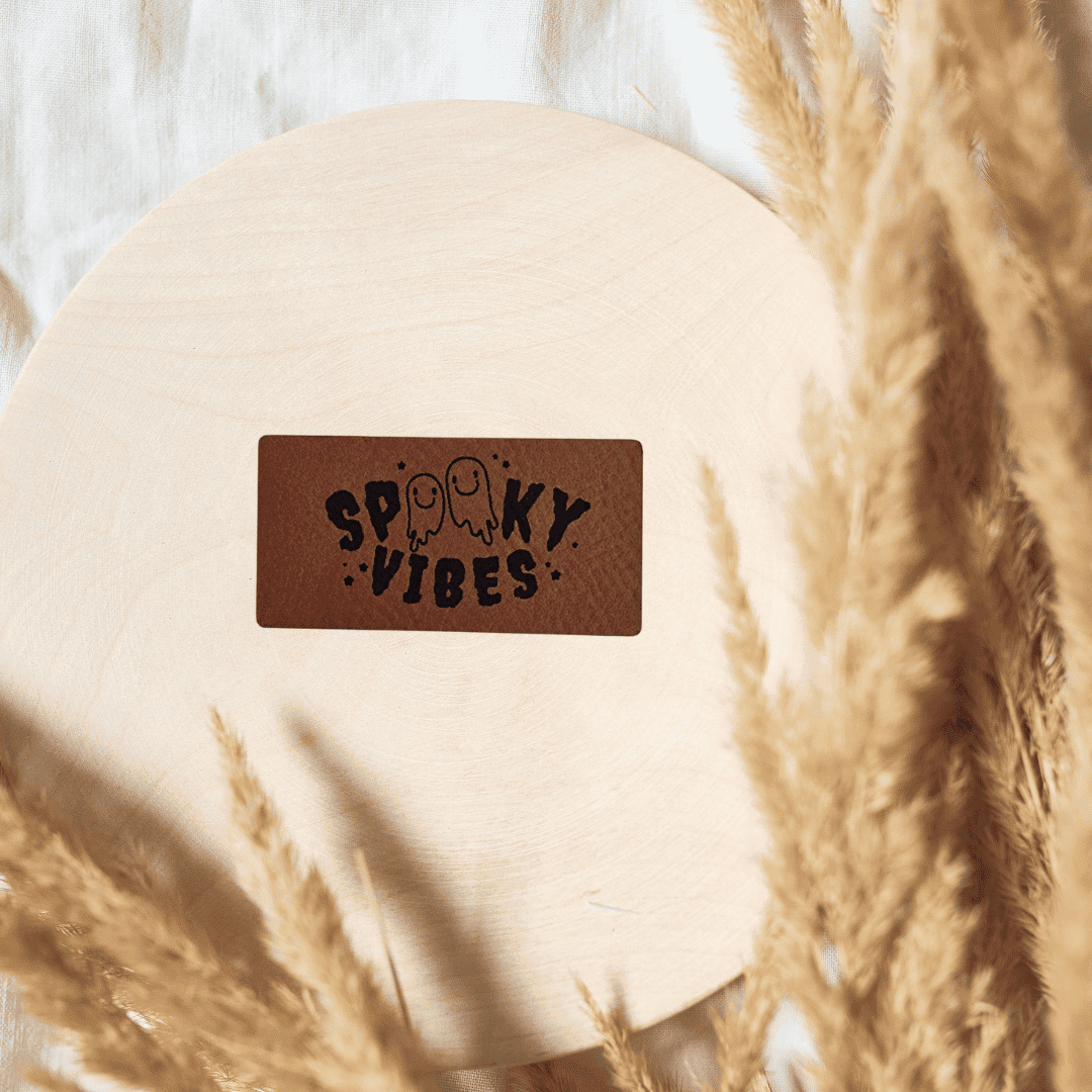 „Spooky Vibes“ Nählabel 4,9cm x 2,5cm – vegan, handmade, Schnuckidu® Kunstleder Braun/Schwarz