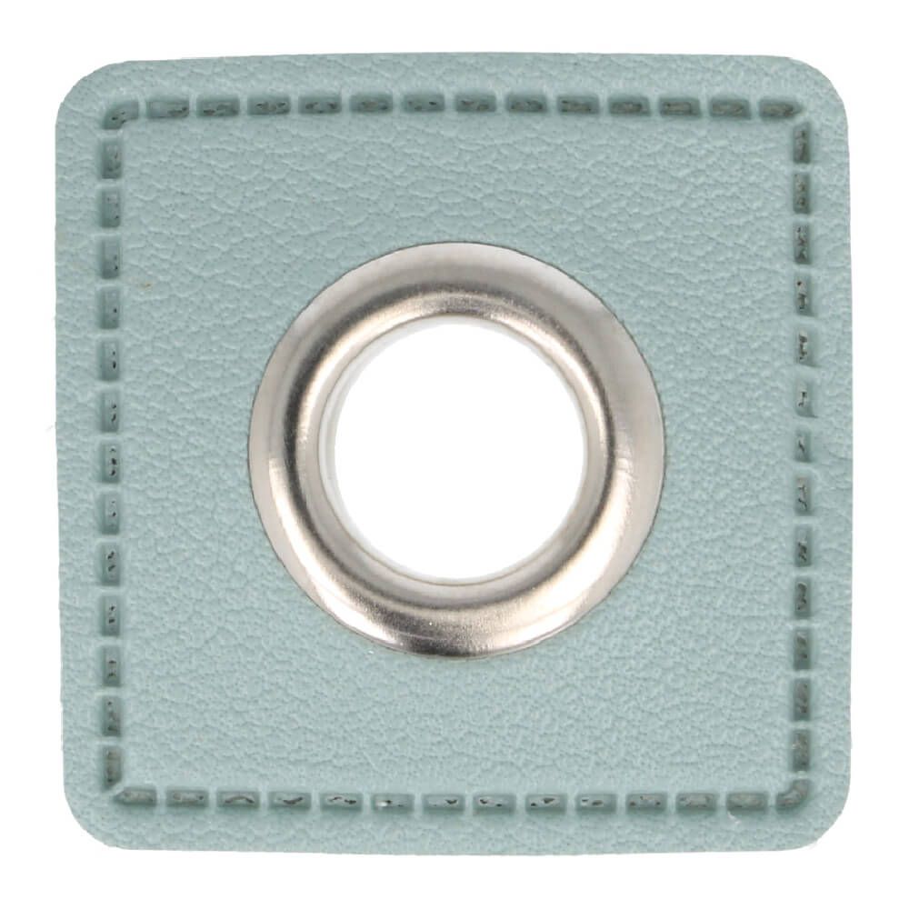 Quadratischer Kunstleder Ösen-Patch in Altgrün mit 11mm Silber-Öse, 36x36mm Außenmaß, hochwertiges Zubehör für Kordelzüge an Hoodies, Jacken und Taschen im Vintage-Look.