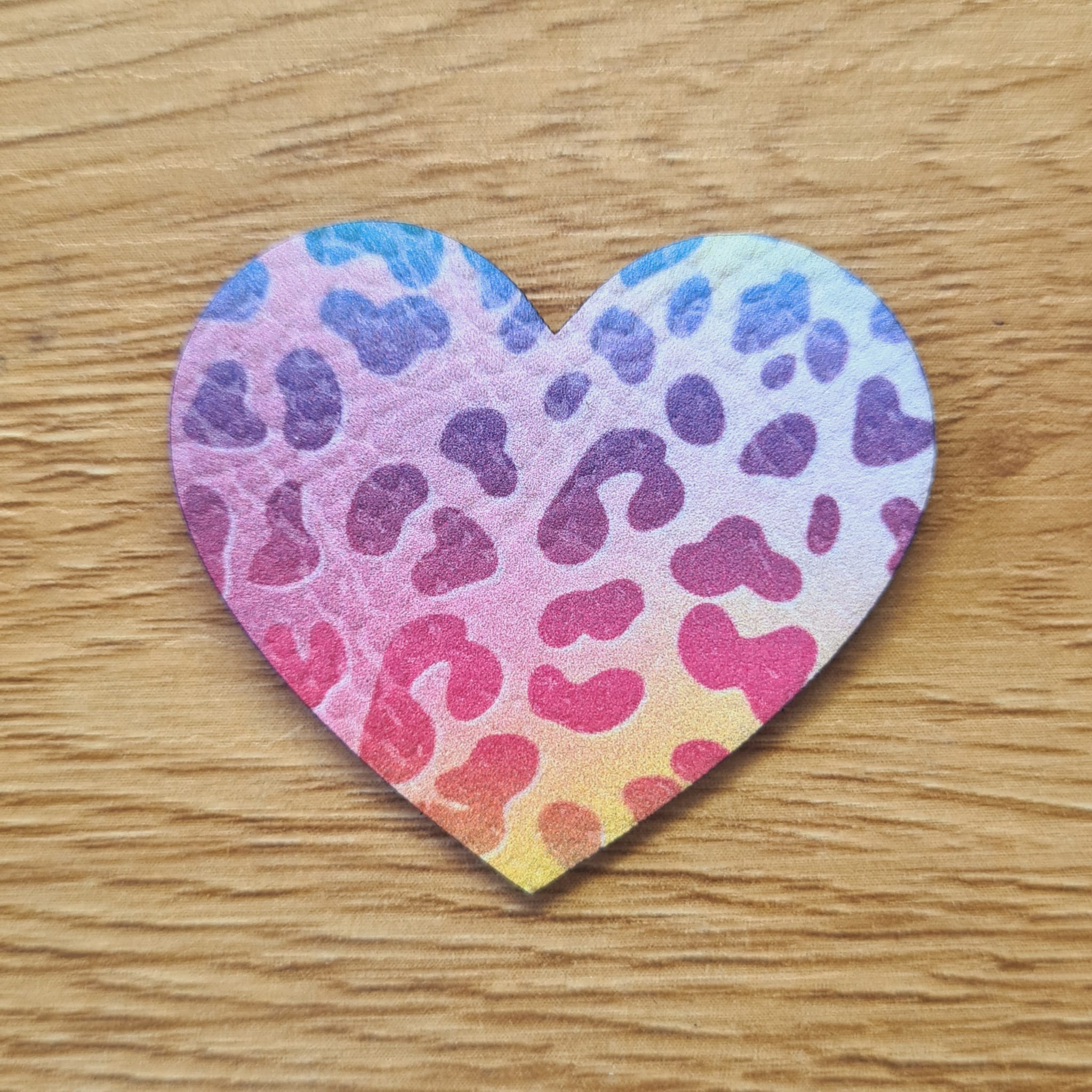 Herzförmiges buntes Kunstleder-Label mit Leopardenmuster und Regenbogen-Farbverlauf, 4,0 x 3,5 cm, veganes Nählabel für Kinderkleidung und Taschen, gefertigt bei Schnuckidu.