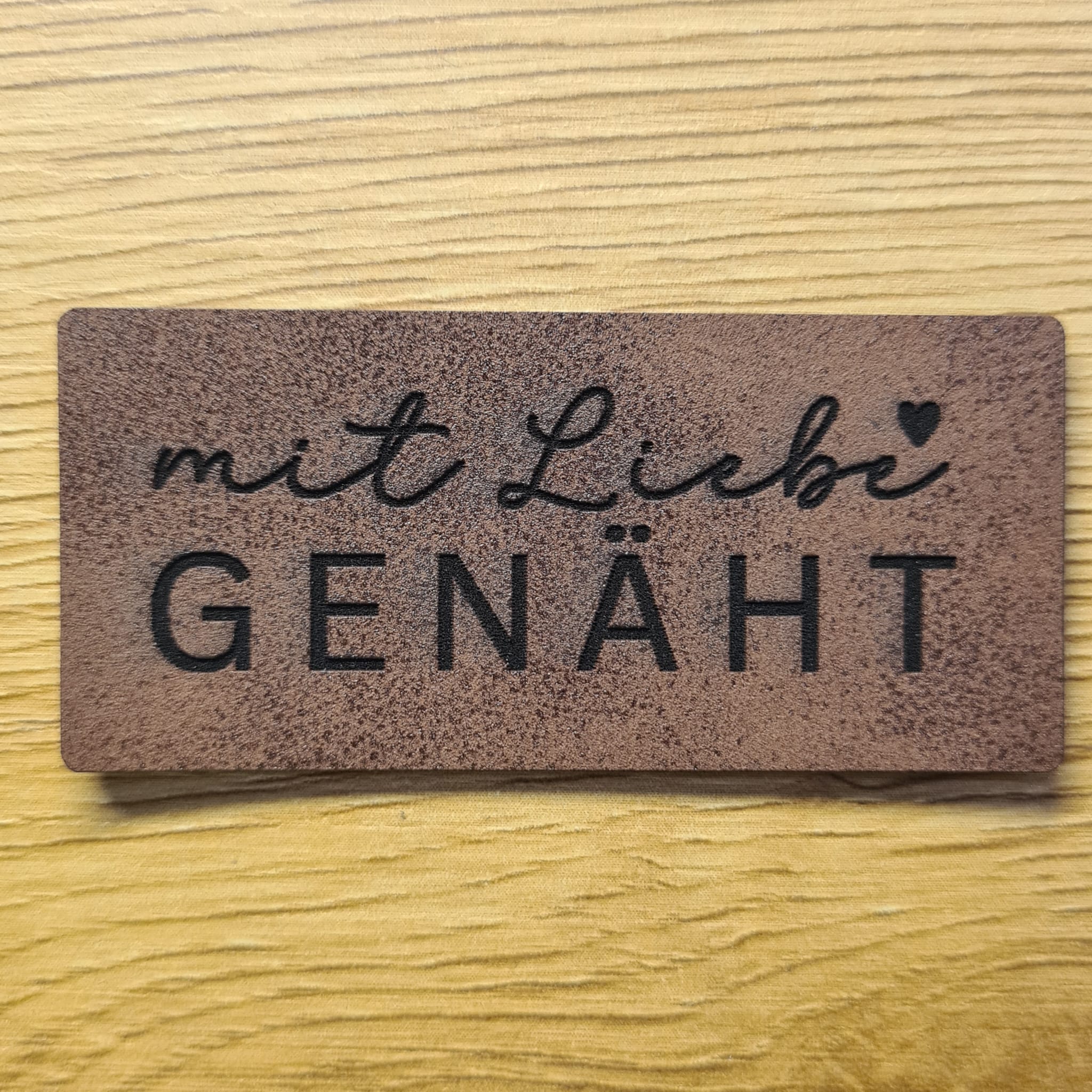 „Mit Liebe genäht“ Nählabel 6×2,7 cm – vegan, handmade, Schnuckidu® Kunstleder Braun/Schwarz