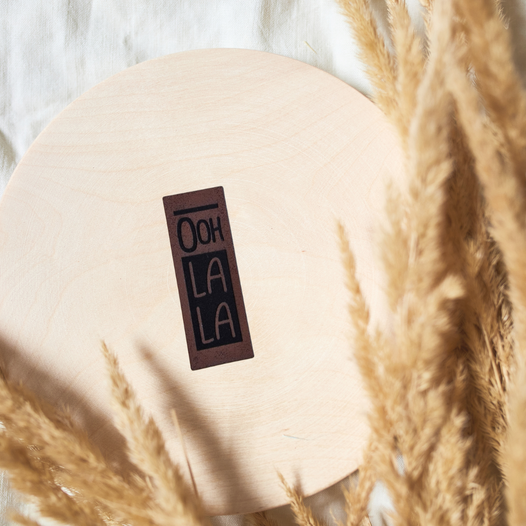Schmales dunkelbraunes Kunstleder-Label mit dem Schriftzug „Oh la la“, ca. 5 x 1,8 cm, veganes Leder-Patch für Kleidung und Taschen, laser-graviert bei Schnuckidu