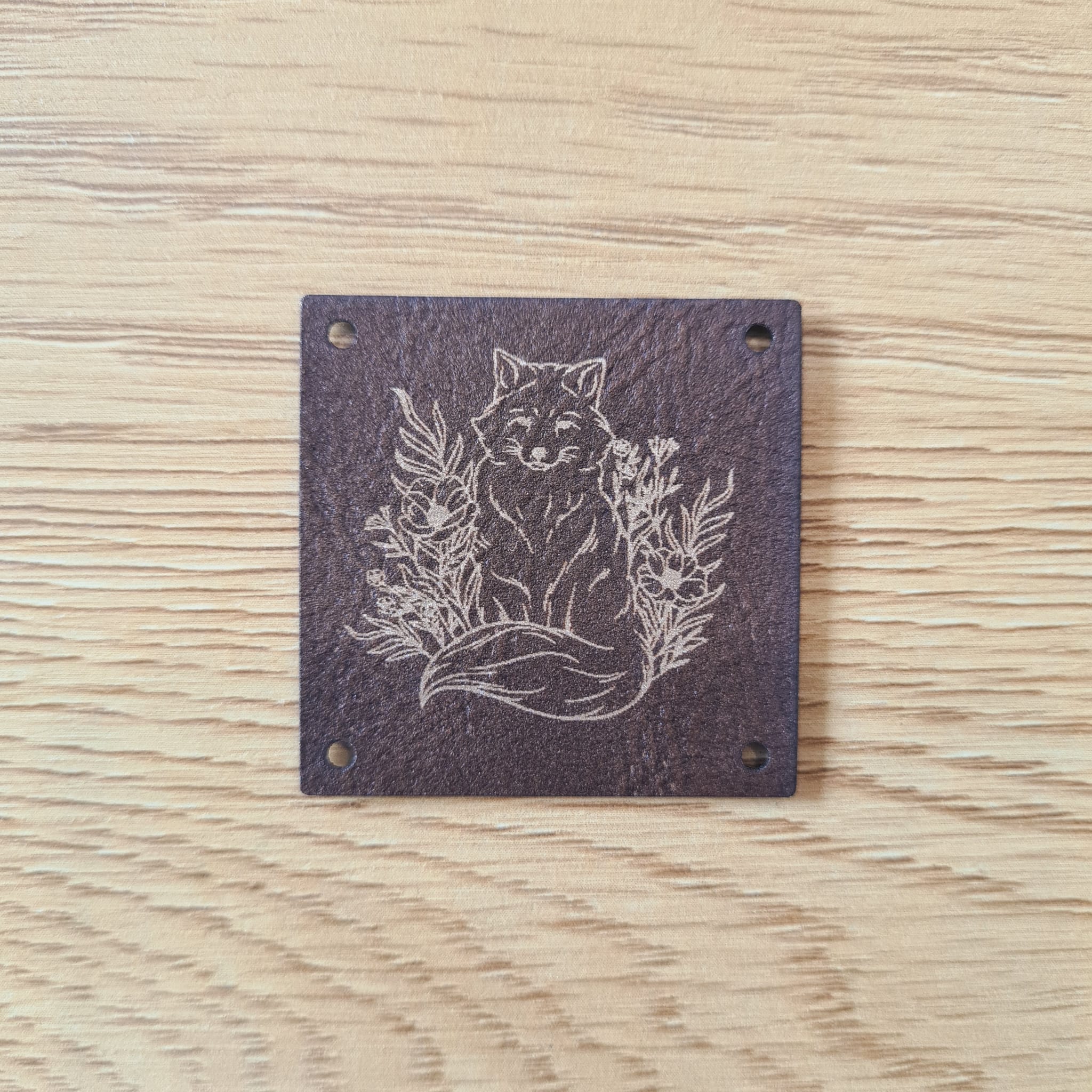 „Fuchs“ Nählabel 4×4 cm zum Geburtstagspreis – vegan, handmade, Schnuckidu® Kunstleder Braun/Gold